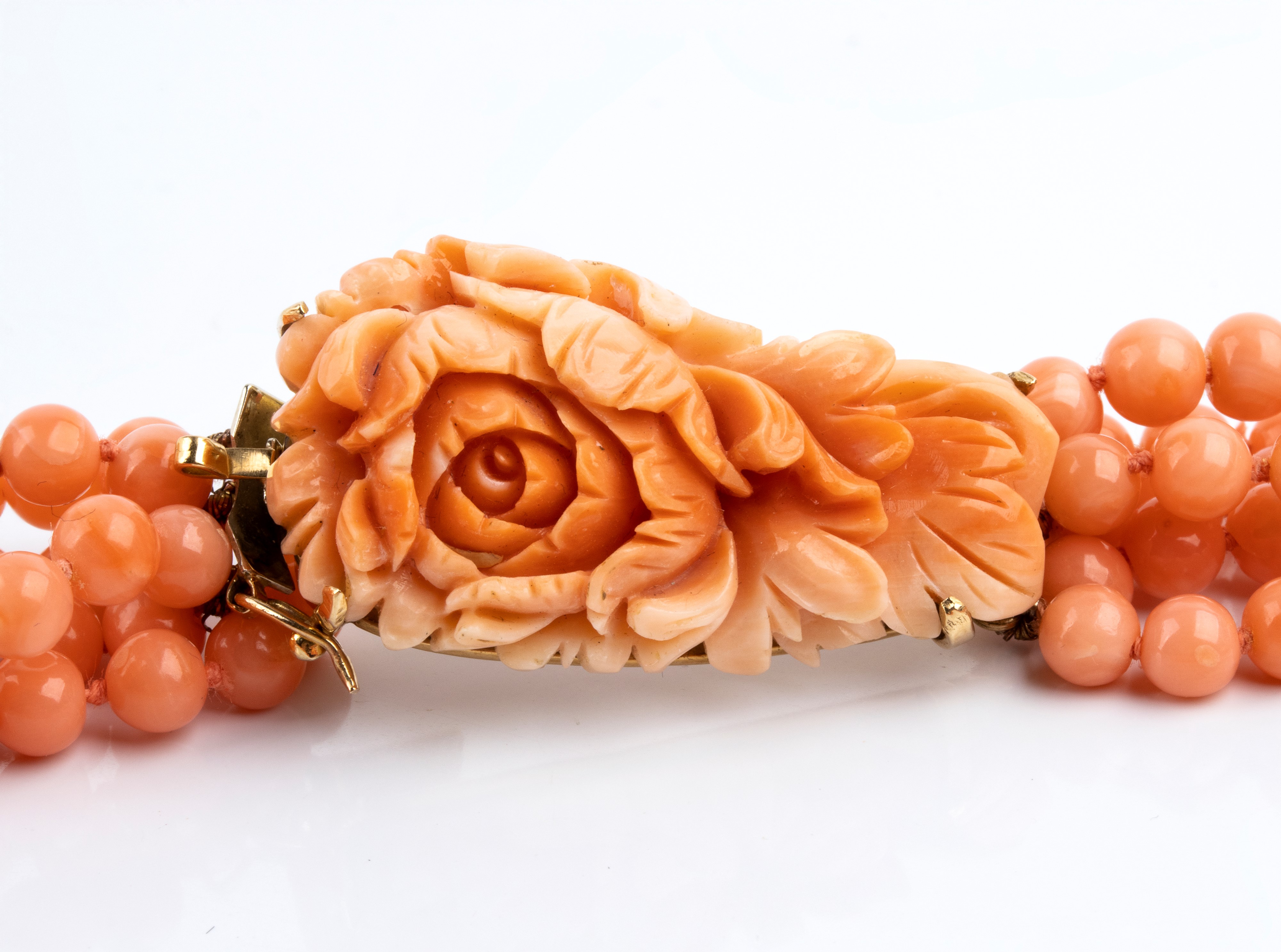 Collana a sei fili di conchiglia rosa con fermezza in oro giallo 14k incastonata