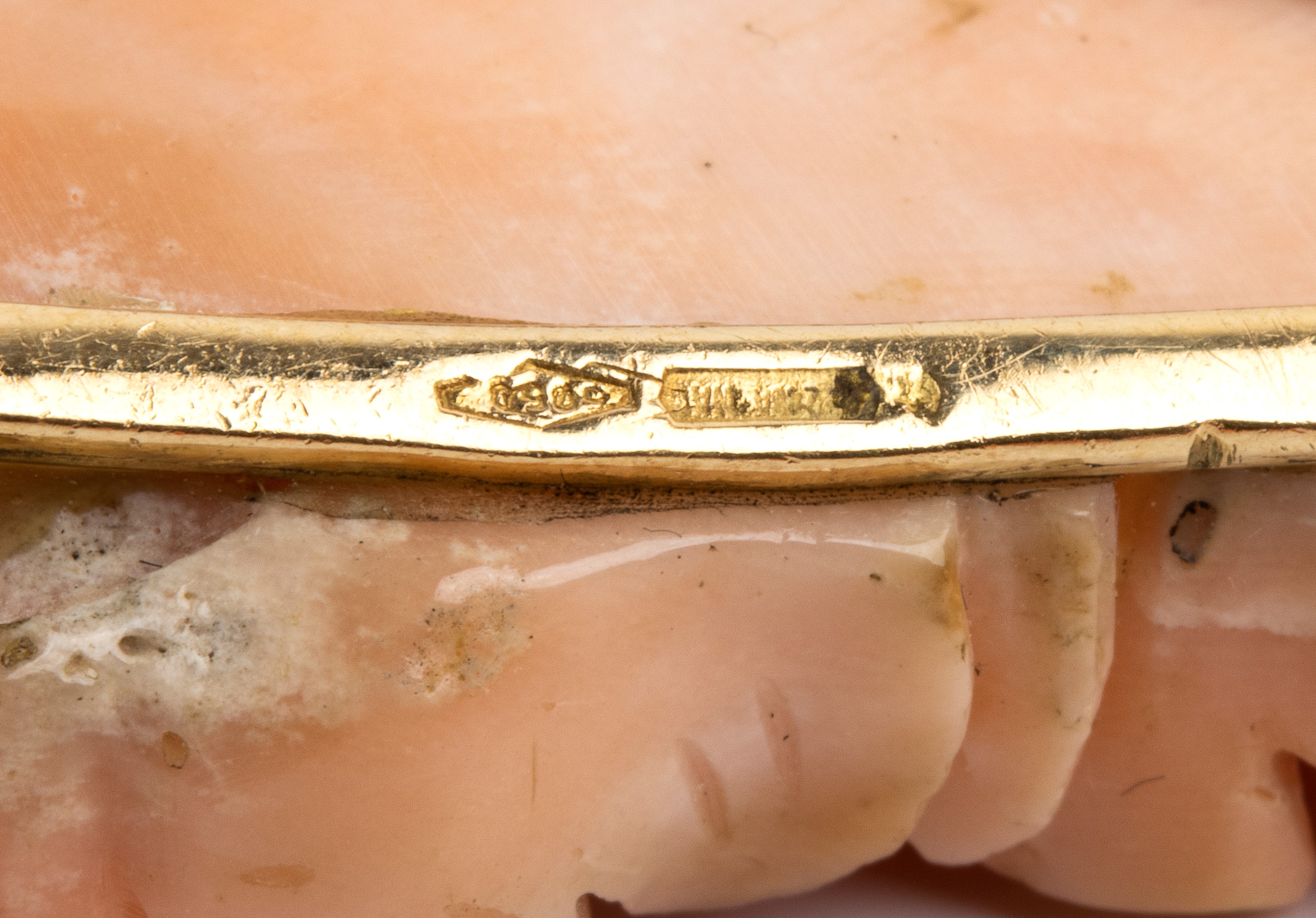 Collana a sei fili di conchiglia rosa con fermezza in oro giallo 14k incastonata