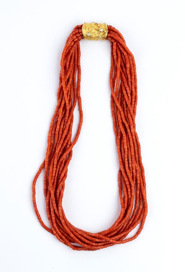 Collana multi fili in corallo Mediterraneo con fermezza in oro 