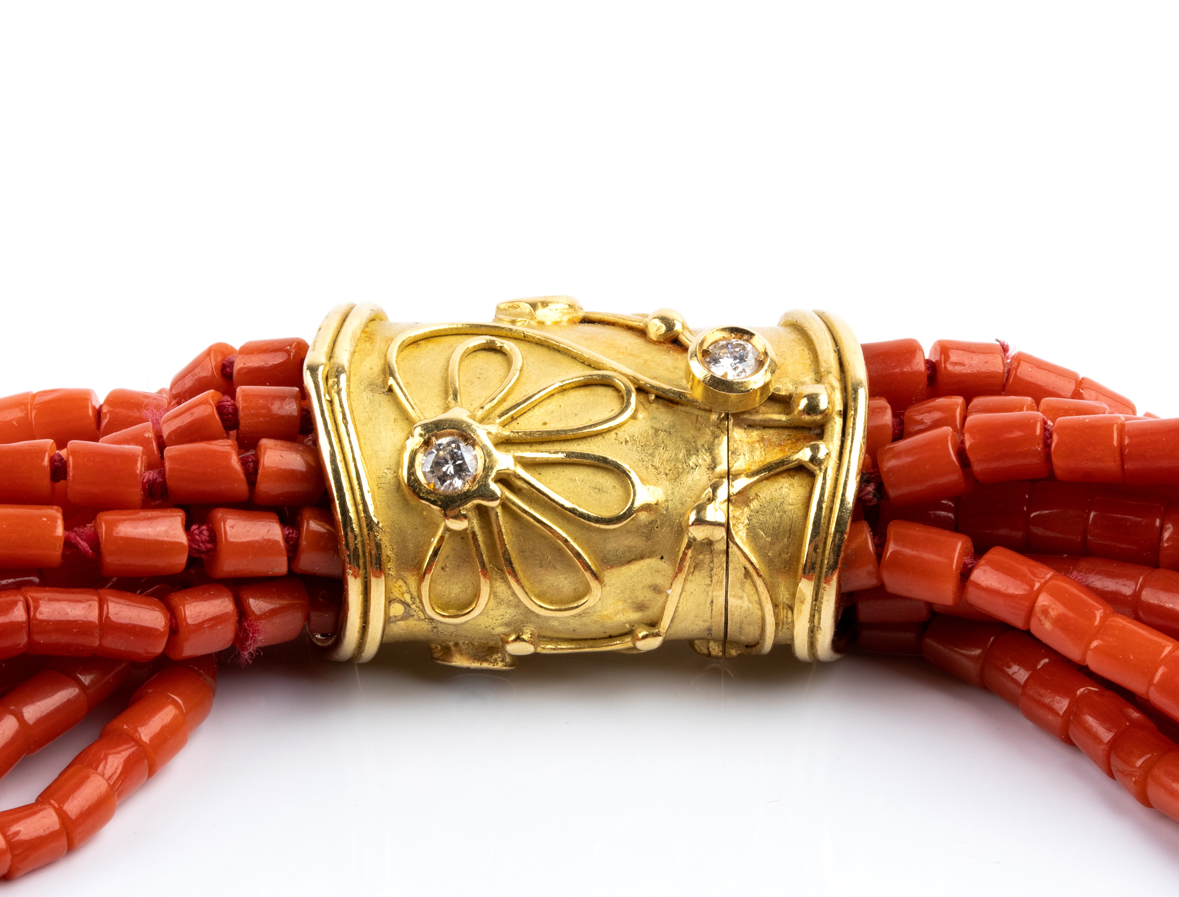 Collana multi-fili in corallo Mediterraneo (Corallium Rubrum) con fermezza in oro giallo e diaman...