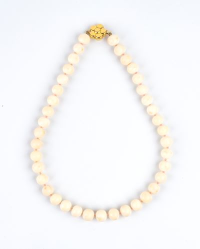 Collana a girocollo in corallo Deep Sea (Corallium secundum) con fermaglio a fiore in oro giallo ...