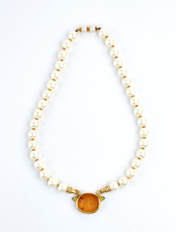 Collana di perle d'imitazione, oro giallo, intaglio in corniola, smeraldi e un filo di perle 