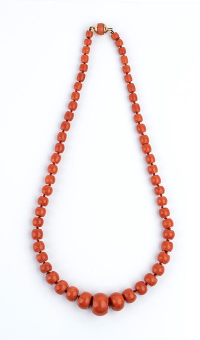 Corallo mediterraneo (Corallium rubrum), Collana a un filo con chiusura in oro giallo