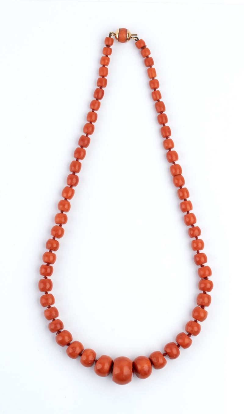 Corallo mediterraneo (Corallium rubrum), Collana a un filo con chiusura in oro giallo