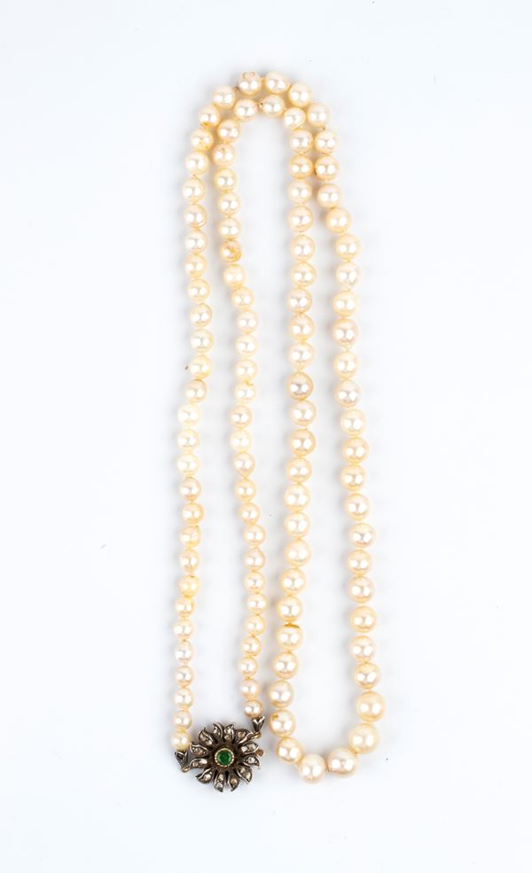 Lunga collana di perle, in oro ed argento con diamanti e smeraldo 