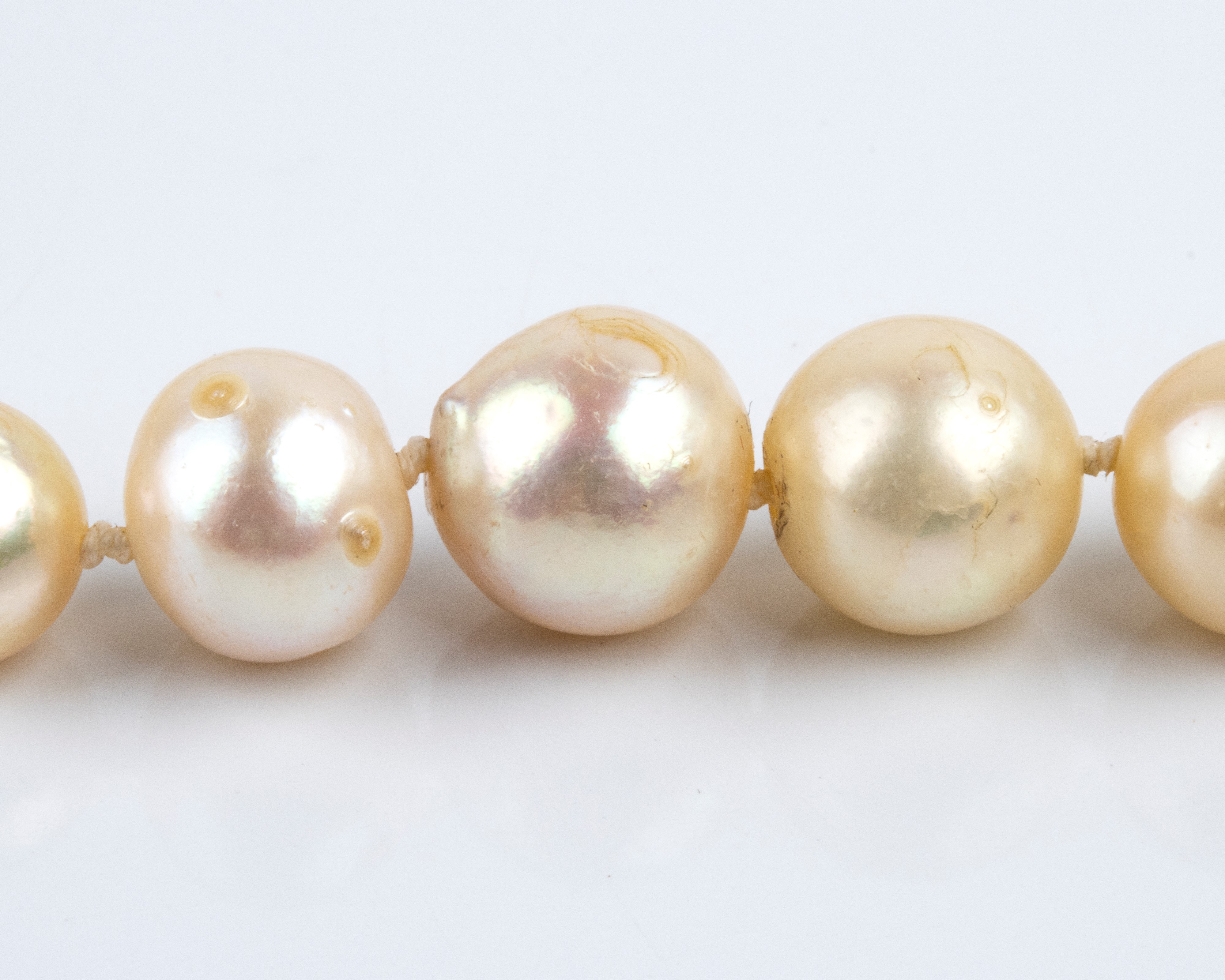 Lunga collana a filo di perle coltivate d’acqua salata con fermaglio in oro giallo e argento, dia...
