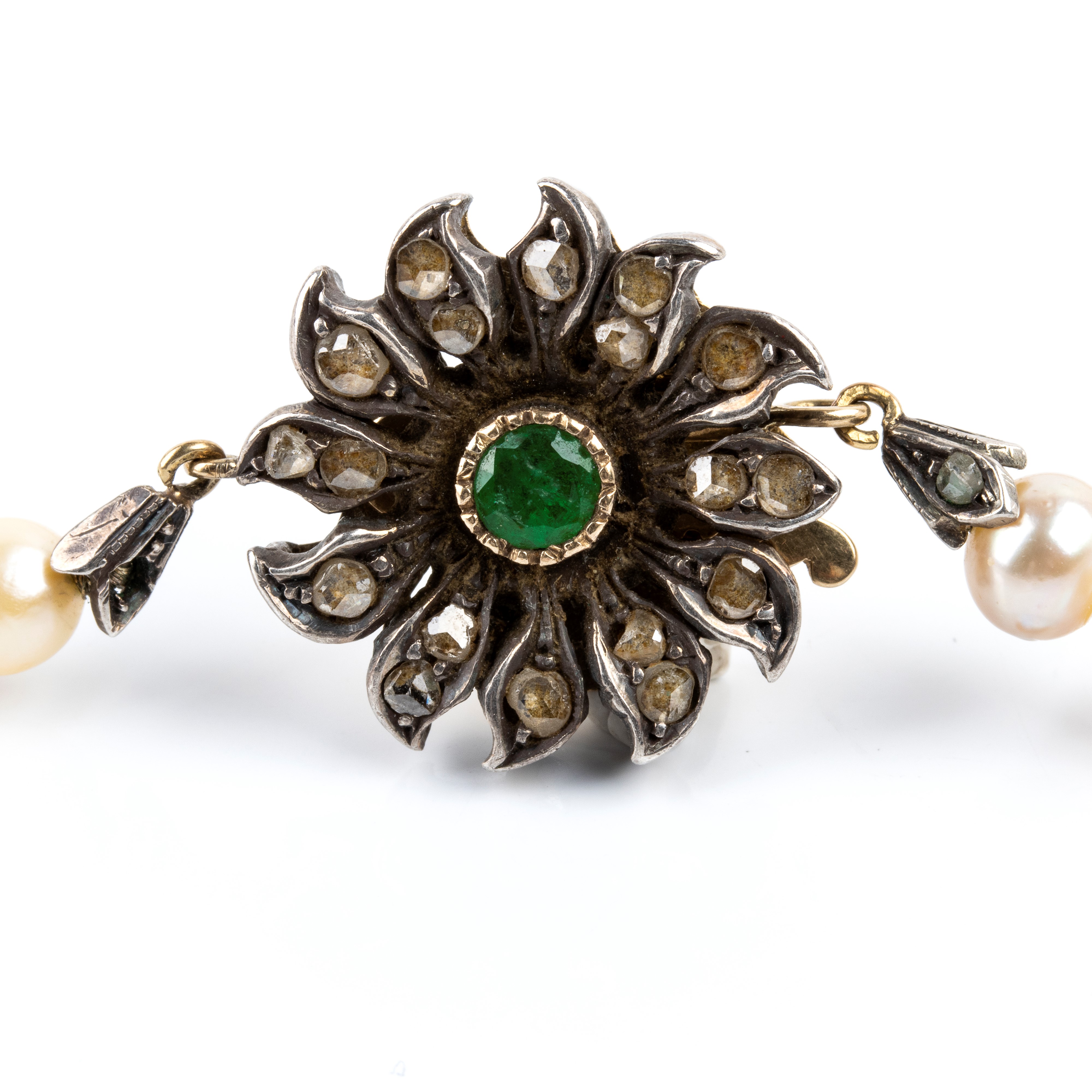Lunga collana a filo di perle coltivate d’acqua salata con fermaglio in oro giallo e argento, dia...