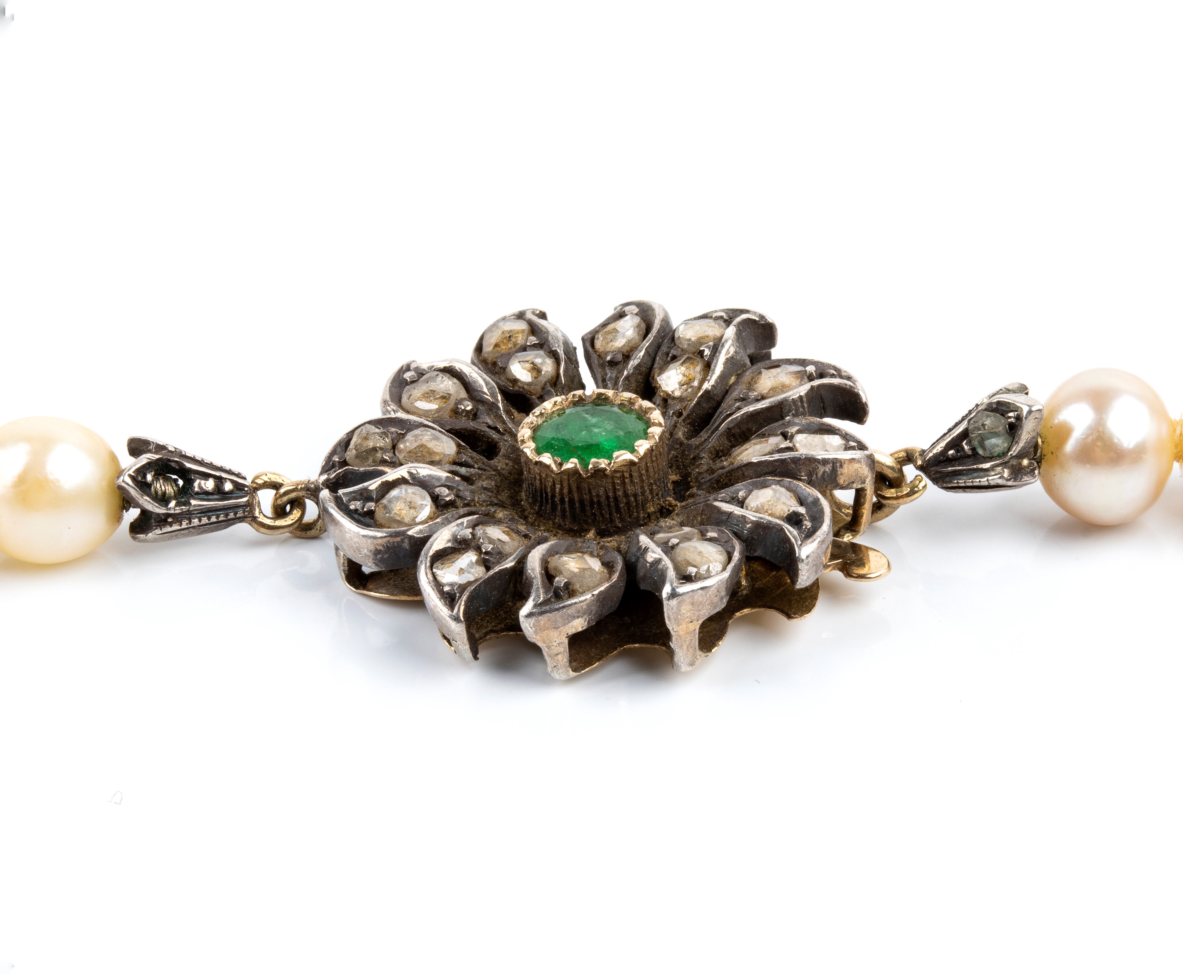 Lunga collana a filo di perle coltivate d’acqua salata con fermaglio in oro giallo e argento, dia...