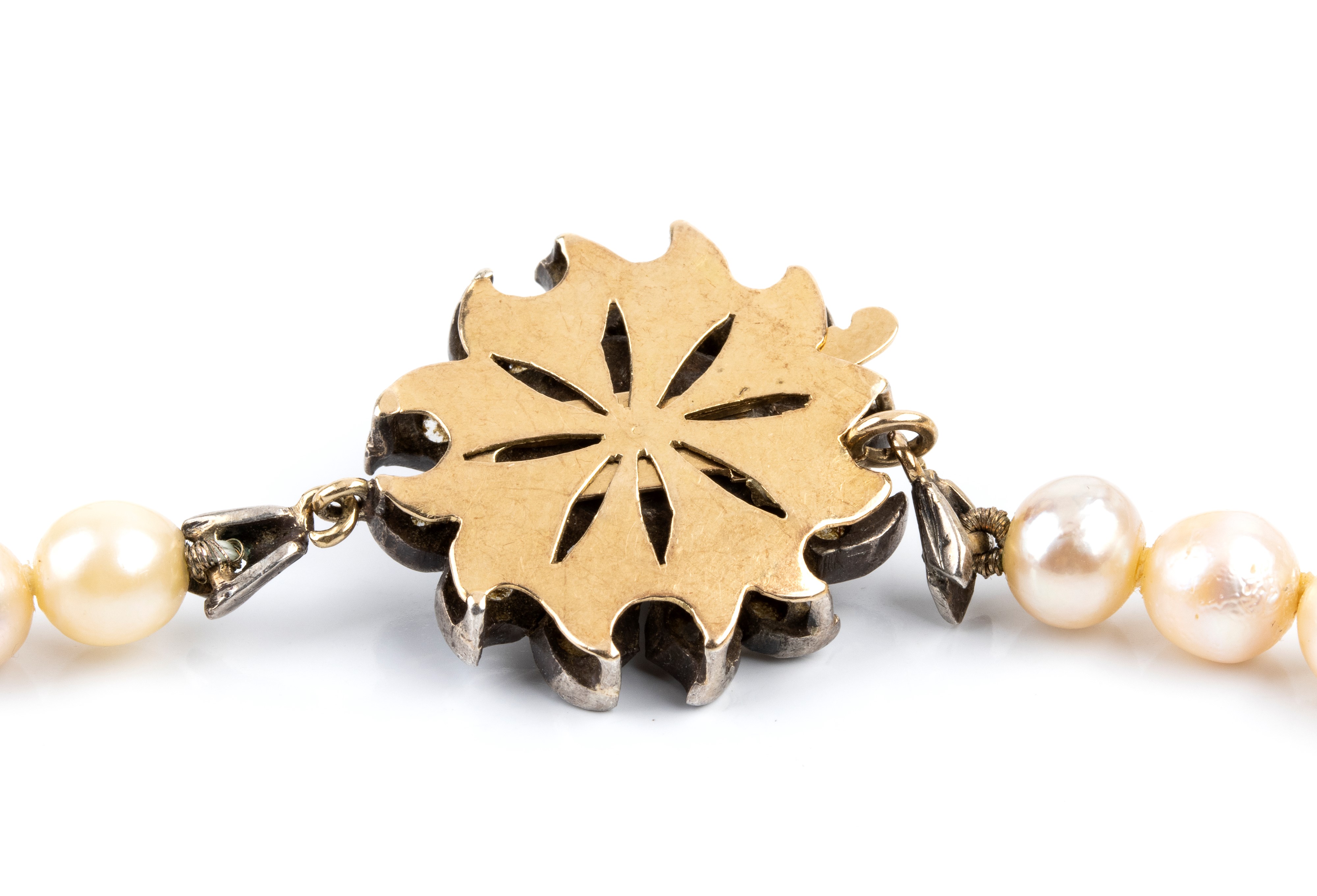 Lunga collana a filo di perle coltivate d’acqua salata con fermaglio in oro giallo e argento, dia...