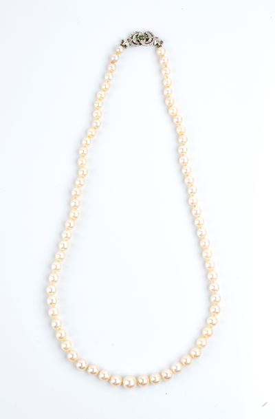 Collana di perle coltivate, chiusura in oro bianco 18k con smeraldi