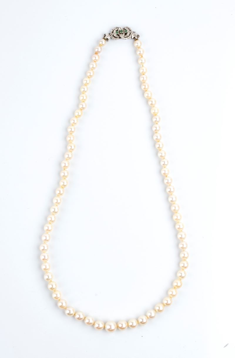 Collana di perle coltivate, chiusura in oro bianco 18k con smeraldi