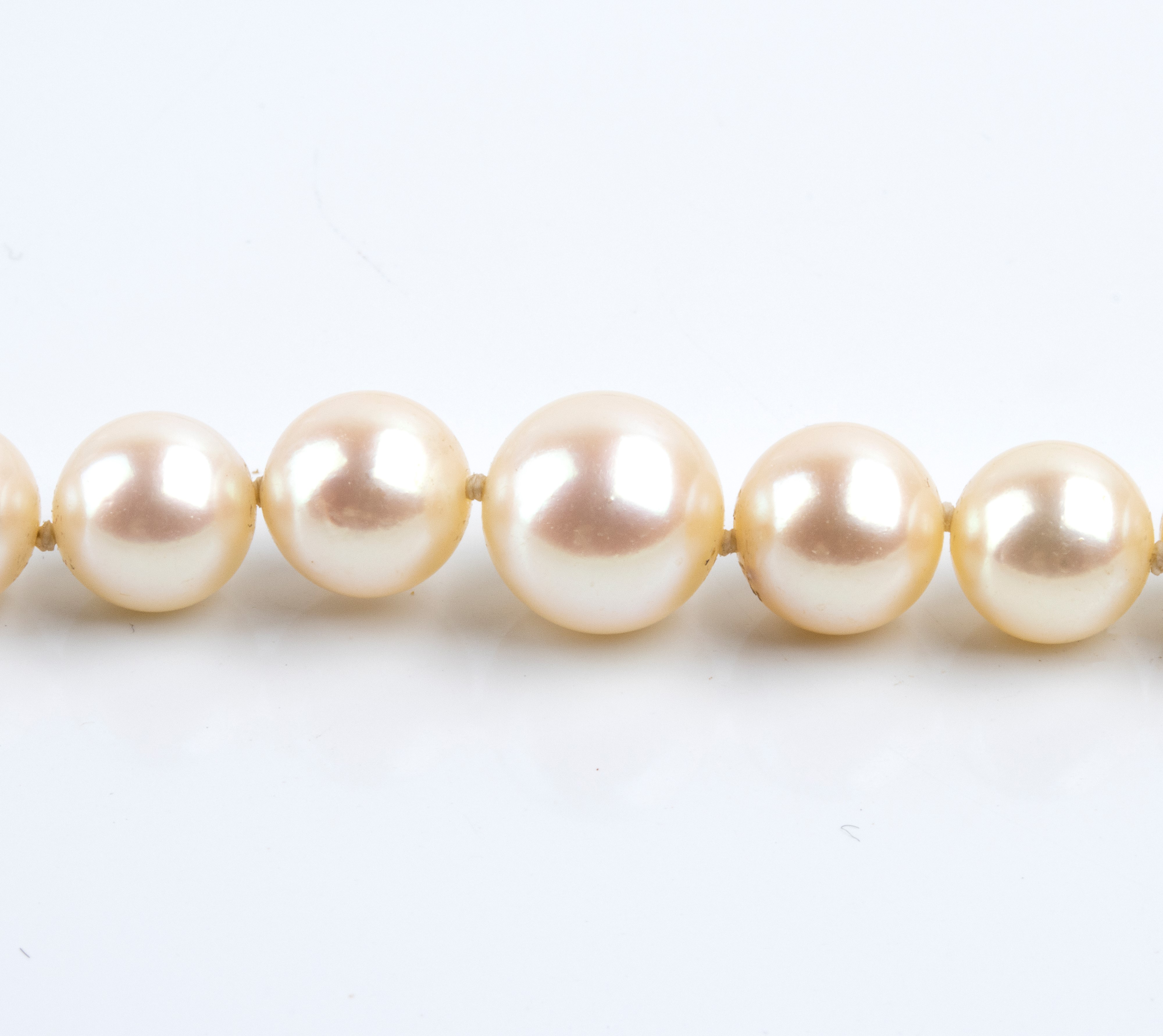 Collana di perle coltivate, chiusura in oro bianco 18k con smeraldi