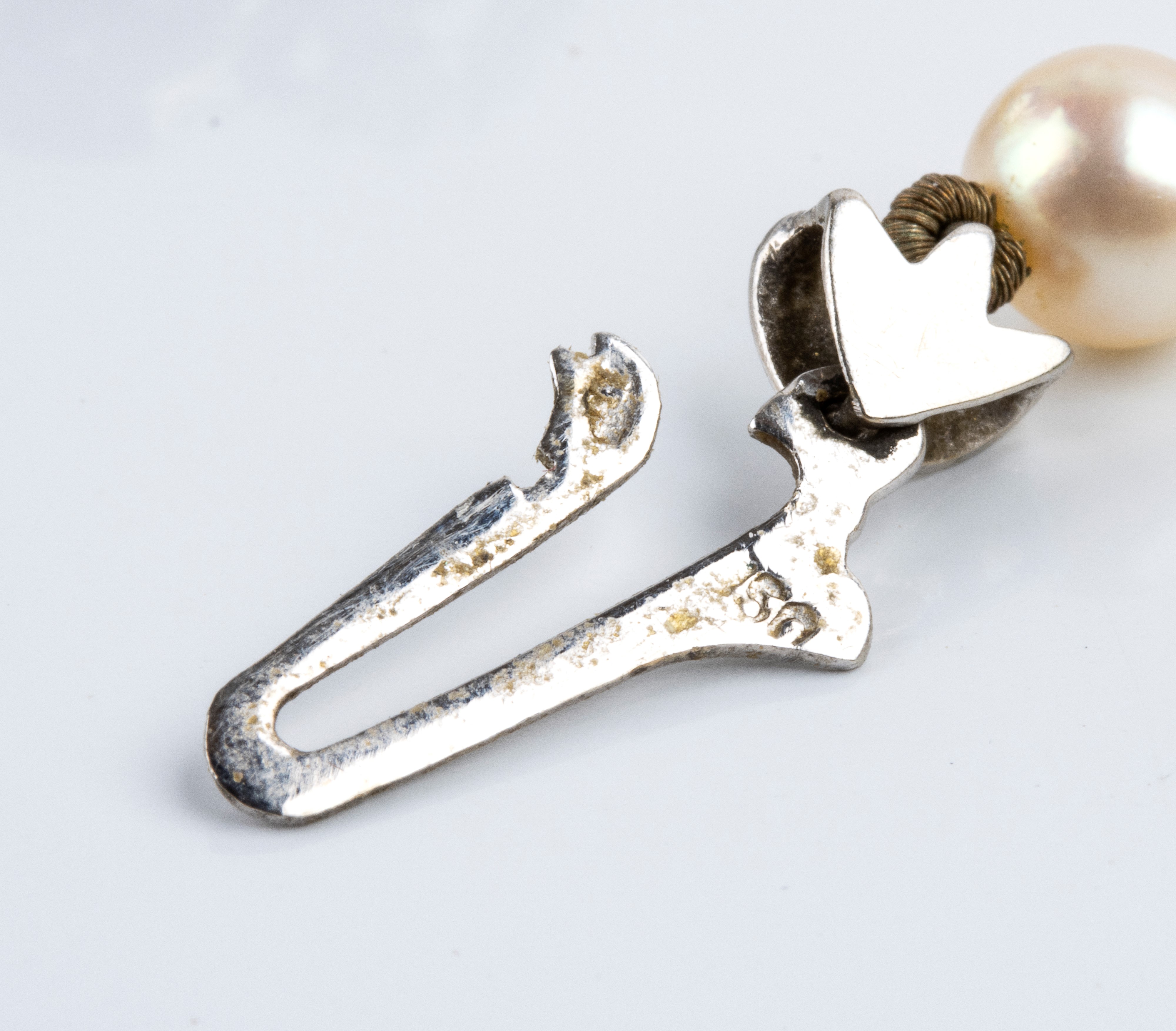 Collana di perle coltivate, chiusura in oro bianco 18k con smeraldi