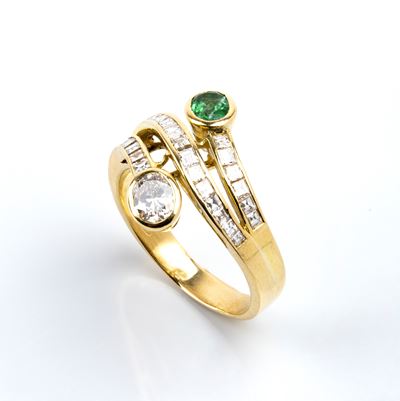 Oro 18k, Anello con diamanti taglio carré e smeraldo, con pietre ovali e quadrate