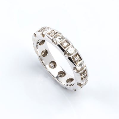 Anello “Eternity” in oro bianco 18k con diamanti, 24 pietre rotonde taglio brillante