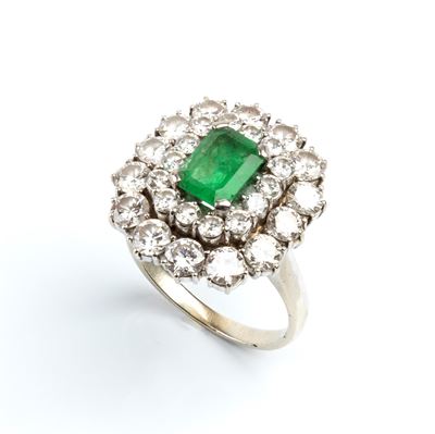 Anello in oro bianco con smeraldo ottagonale e diamanti, doppia cornice