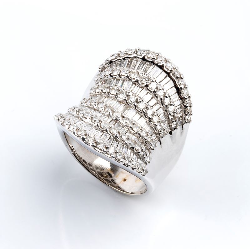 Anello a fascia con motivo a sella in oro bianco 18k e pavé di diamanti