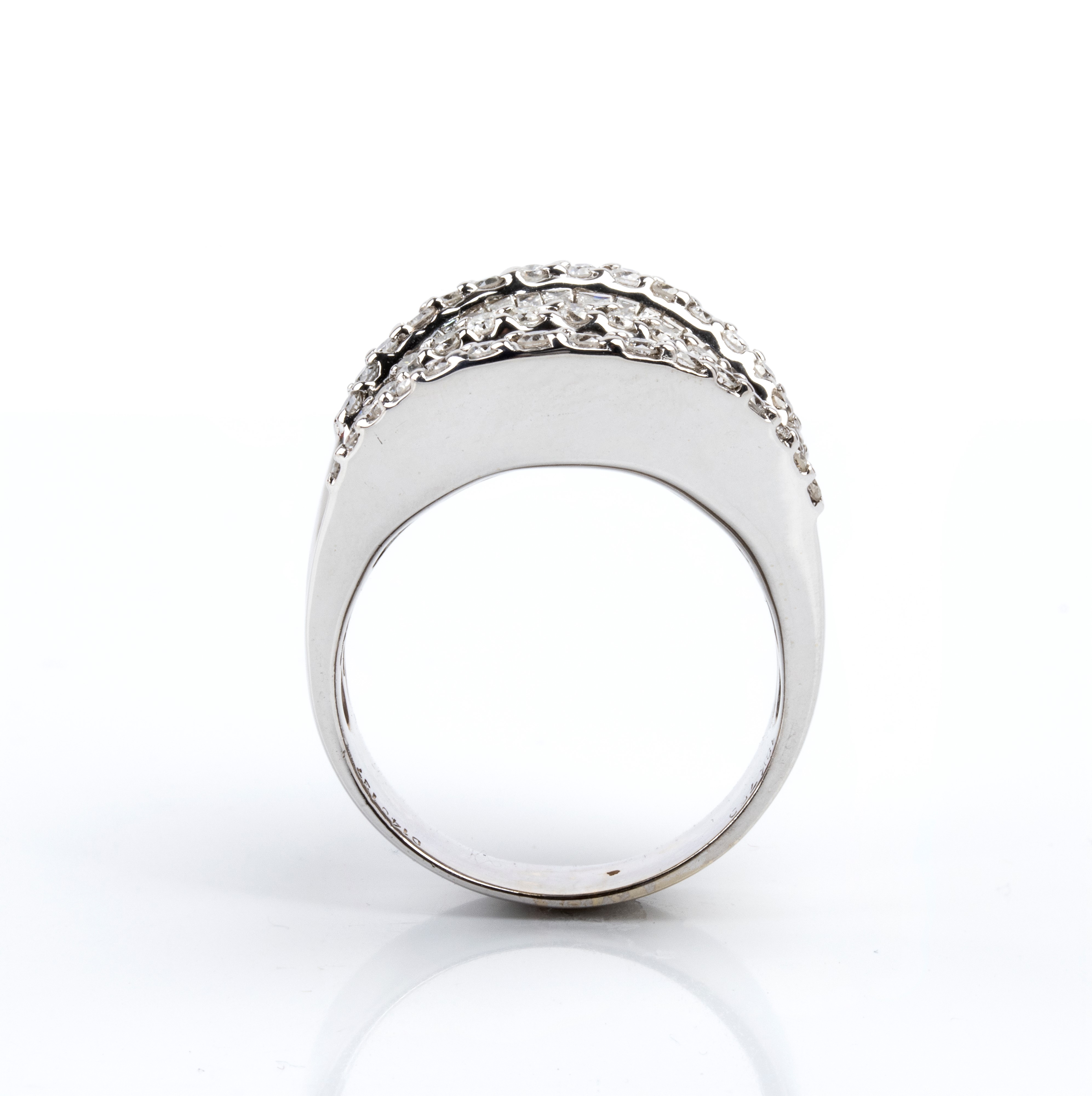 Anello a fascia con motivo a sella in oro bianco 18k e pavé di diamanti