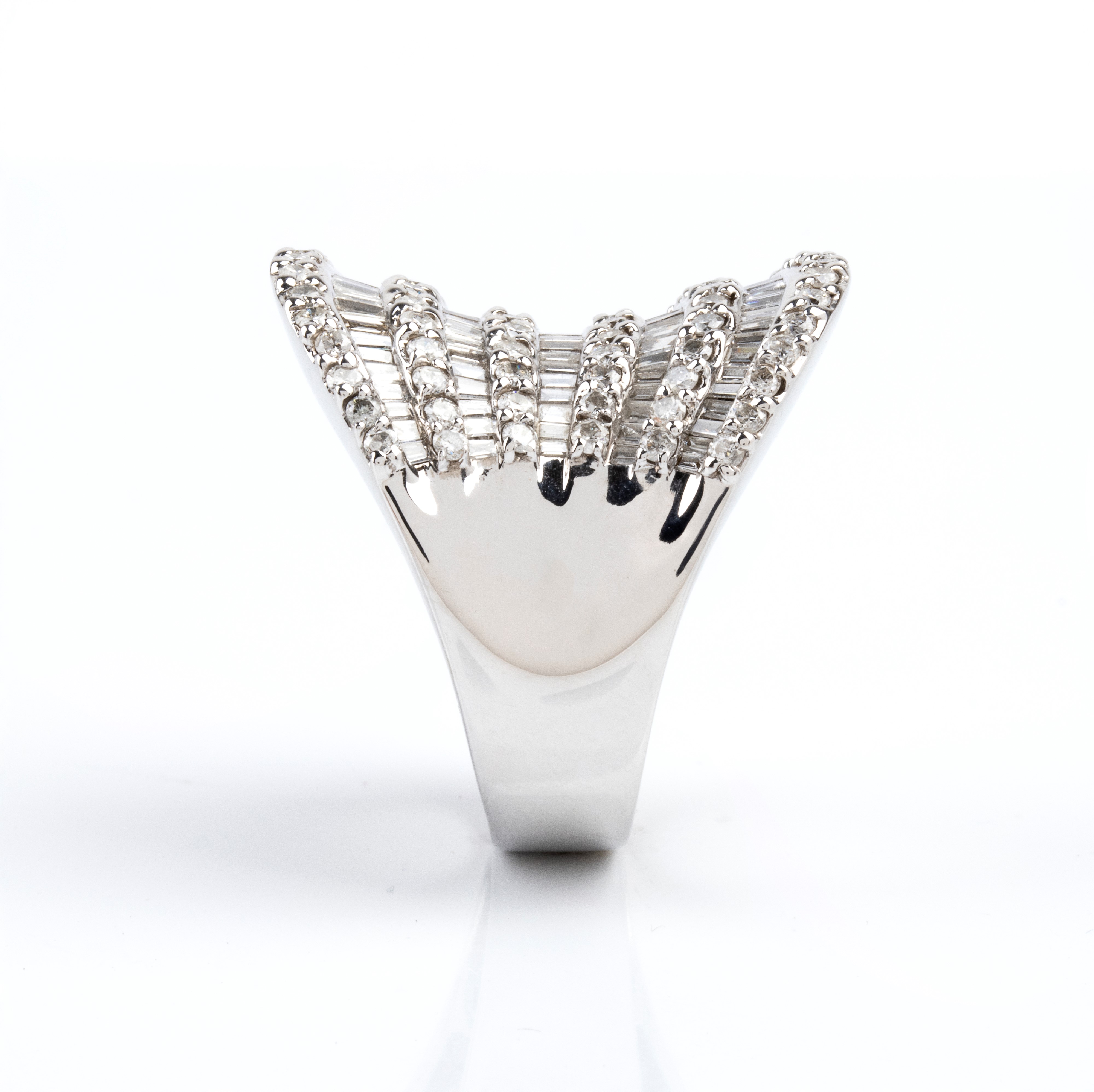Anello a fascia con motivo a sella in oro bianco 18k e pavé di diamanti