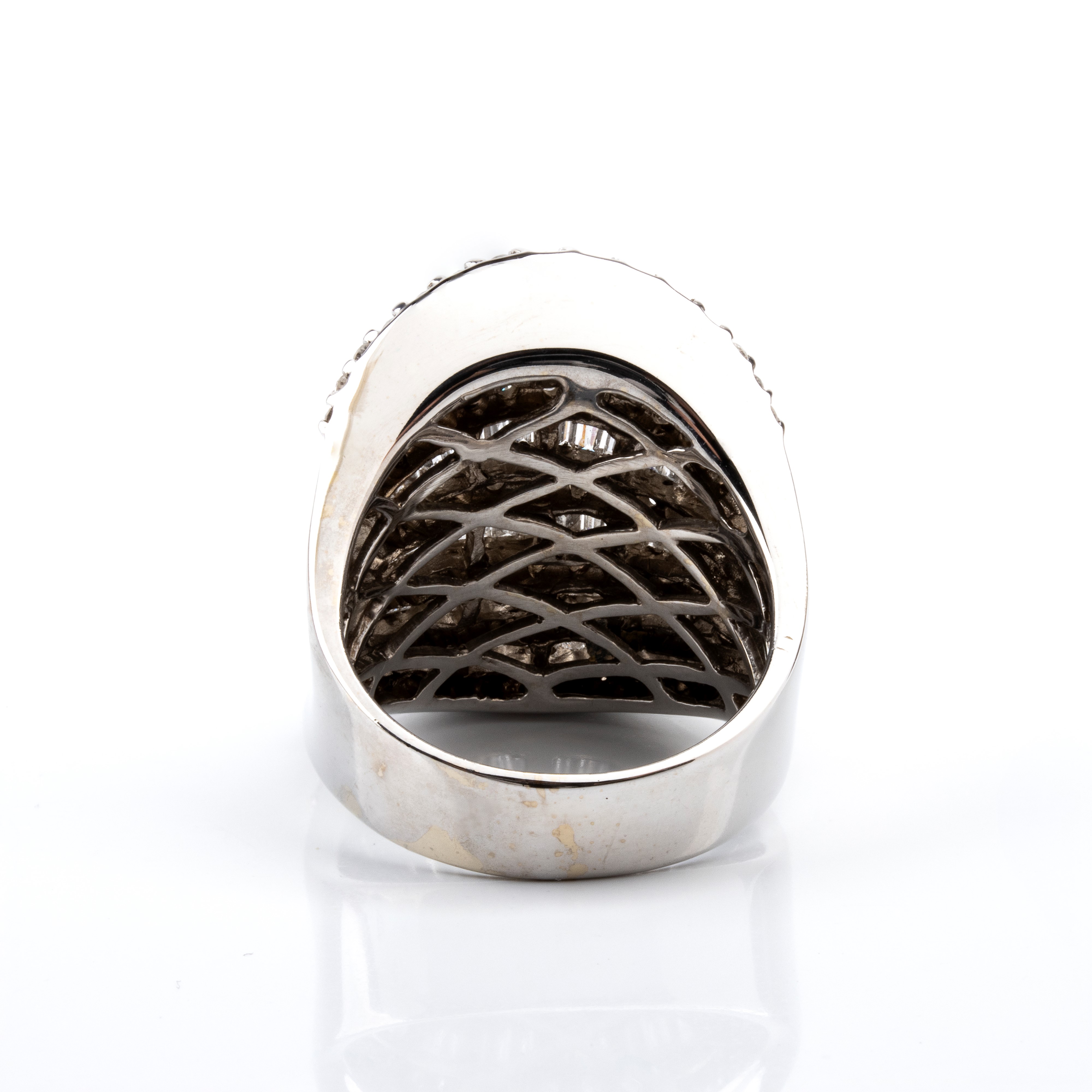Anello a fascia con motivo a sella in oro bianco 18k e pavé di diamanti