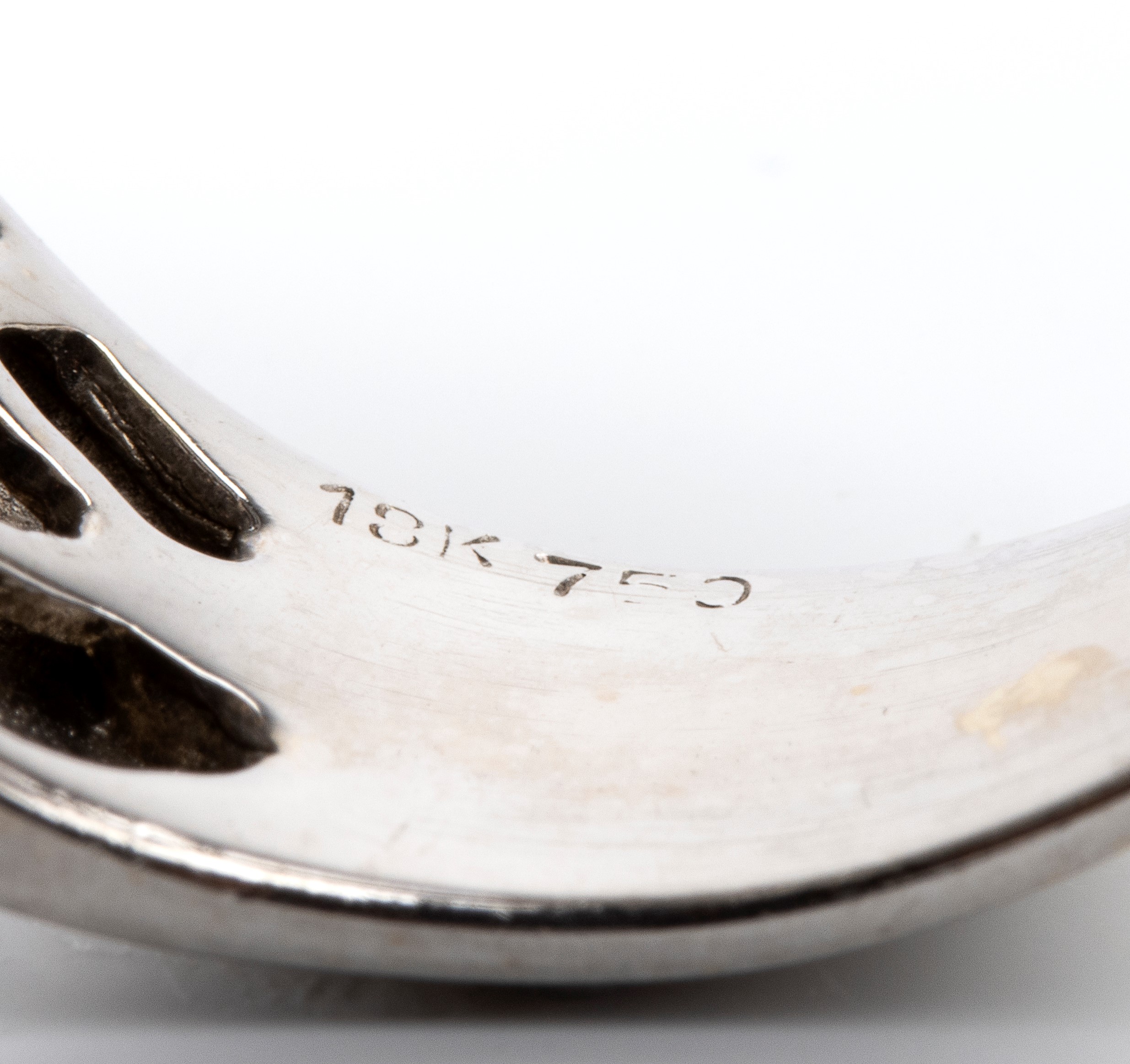 Anello a fascia con motivo a sella in oro bianco 18k e pavé di diamanti