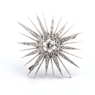 Spilla in platino a stella con diamanti (1,00 ct circa + 1,80 ct circa) — montatura a raggi decor...
