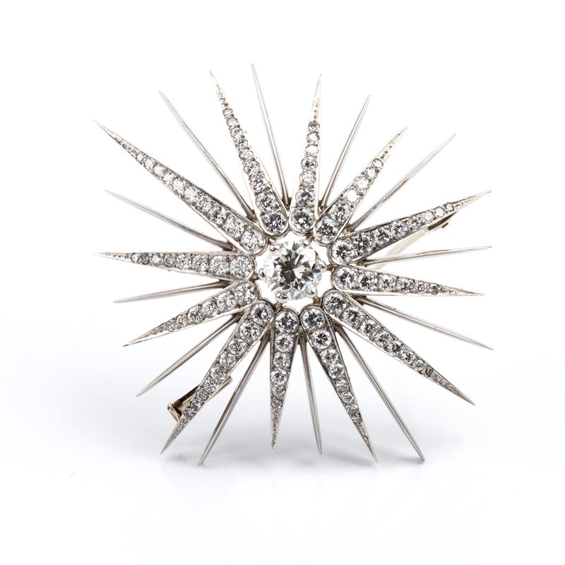 Spilla in platino a stella con diamanti (1,00 ct circa + 1,80 ct circa) — montatura a raggi decor...