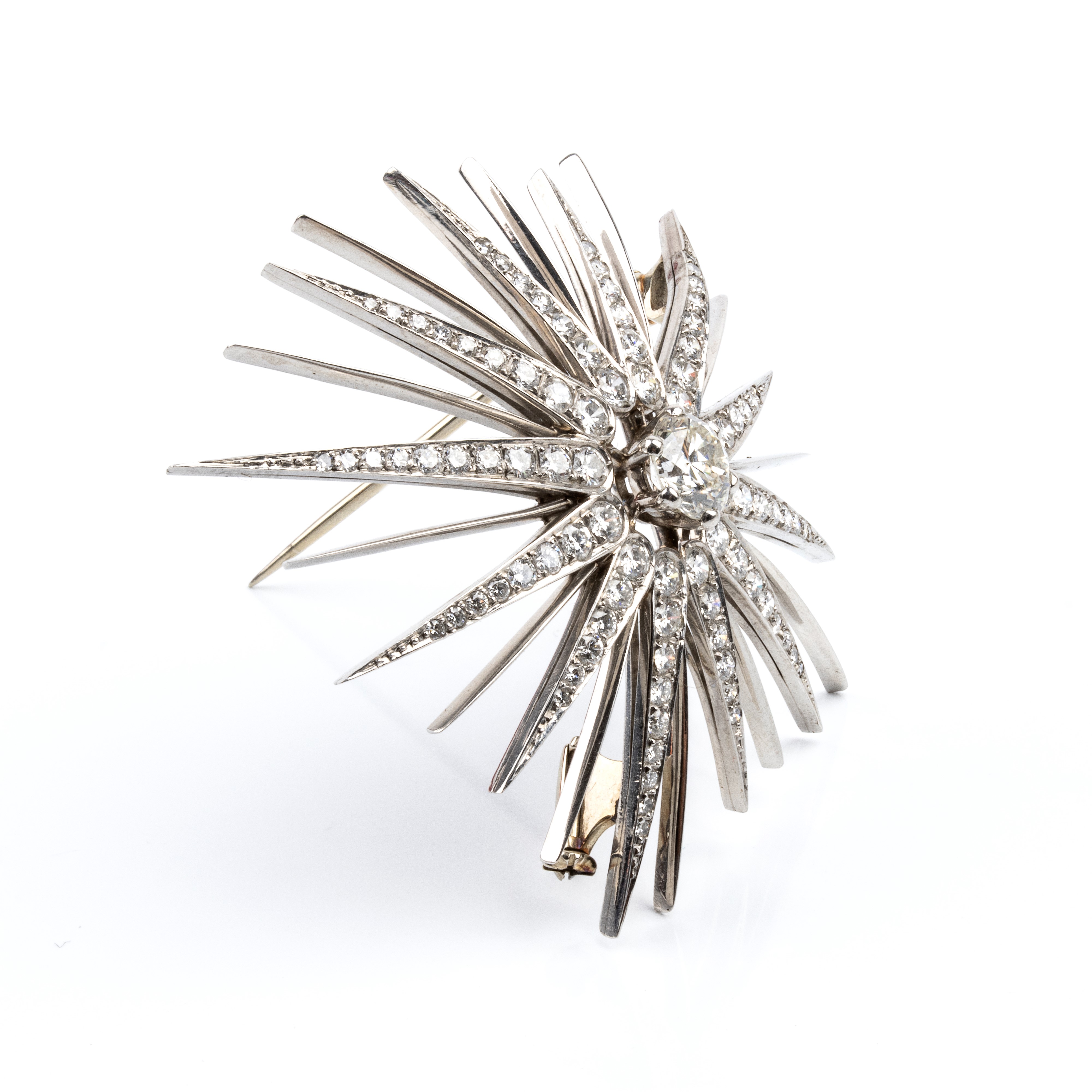 Spilla in platino a stella con diamanti (1,00 ct circa + 1,80 ct circa) — montatura a raggi decor...