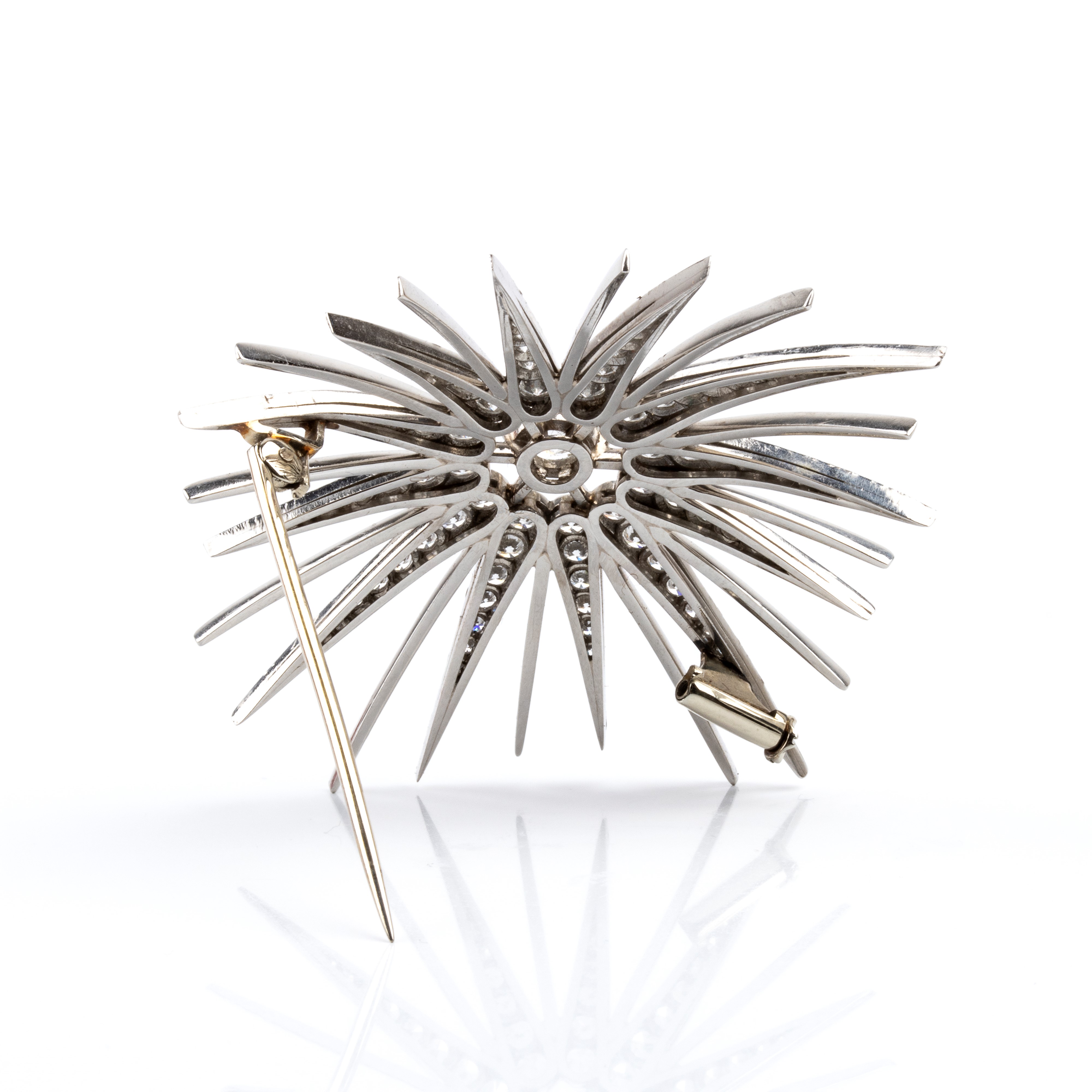 Spilla in platino a stella con diamanti (1,00 ct circa + 1,80 ct circa) — montatura a raggi decor...