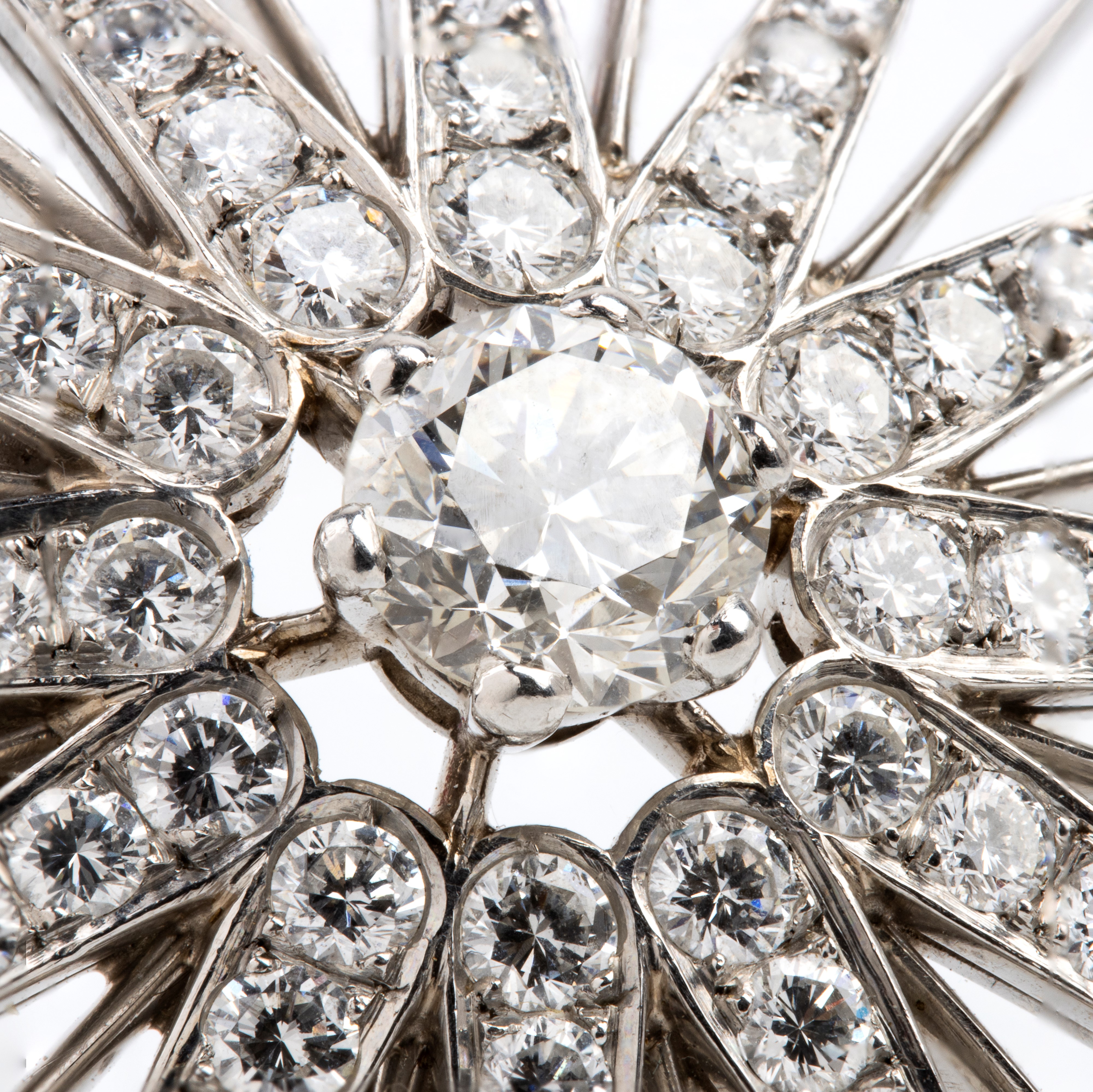 Spilla in platino a stella con diamanti (1,00 ct circa + 1,80 ct circa) — montatura a raggi decor...