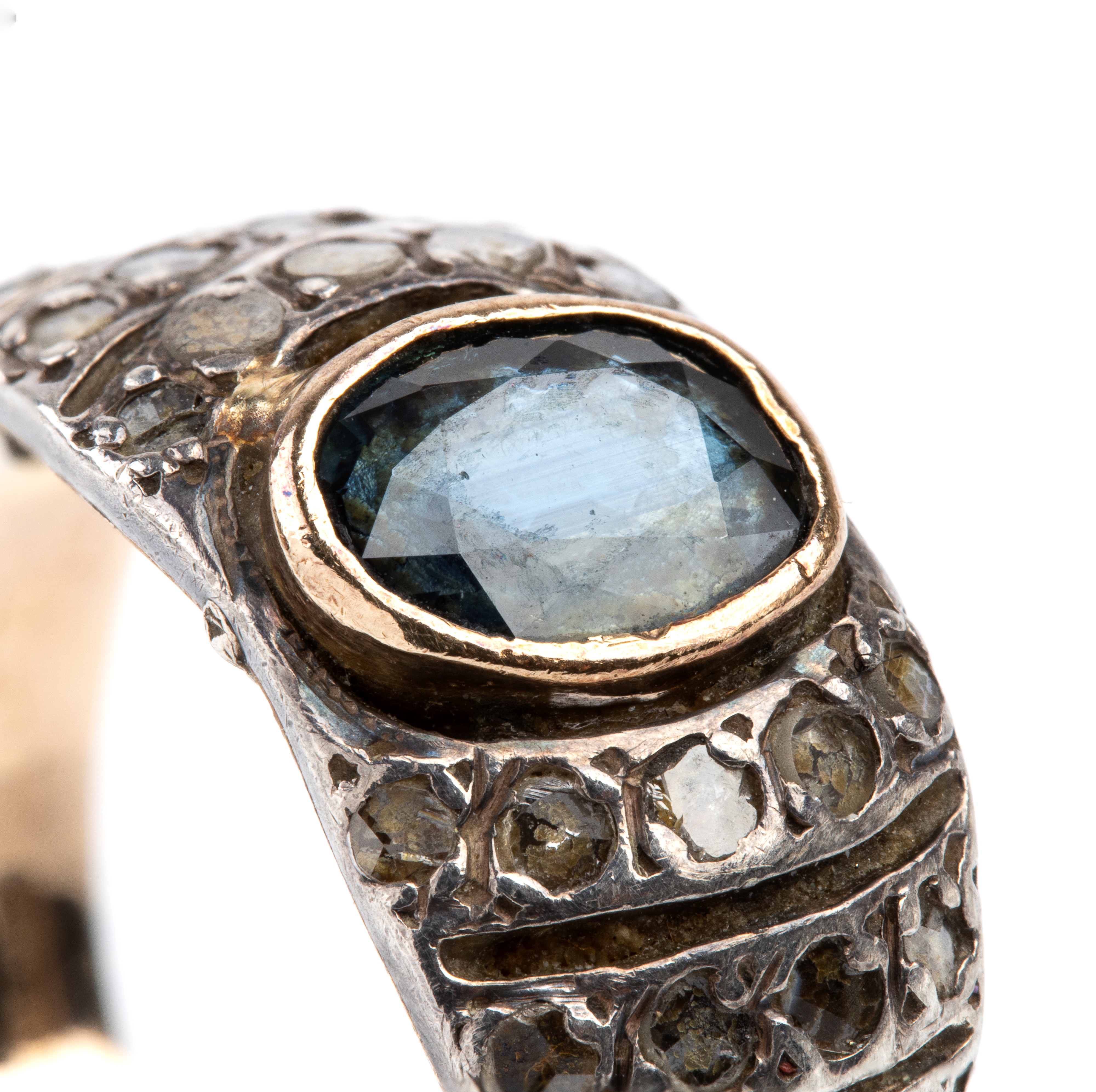 Anello in oro giallo 14k e argento con zaffiro ovale e diamanti a rosa