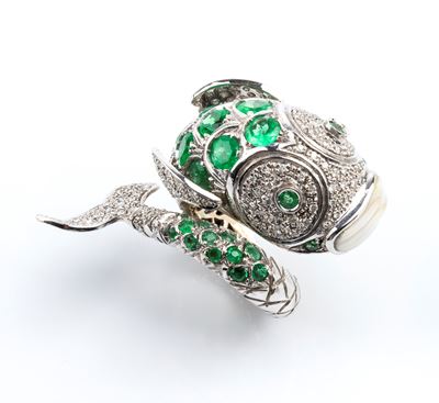 Anello a forma di pesce in oro bianco con pavé di diamanti e smeraldi, madreperla