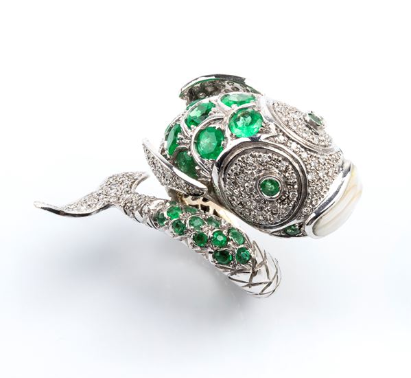 Anello a forma di pesce in oro con diamanti e smeraldi    