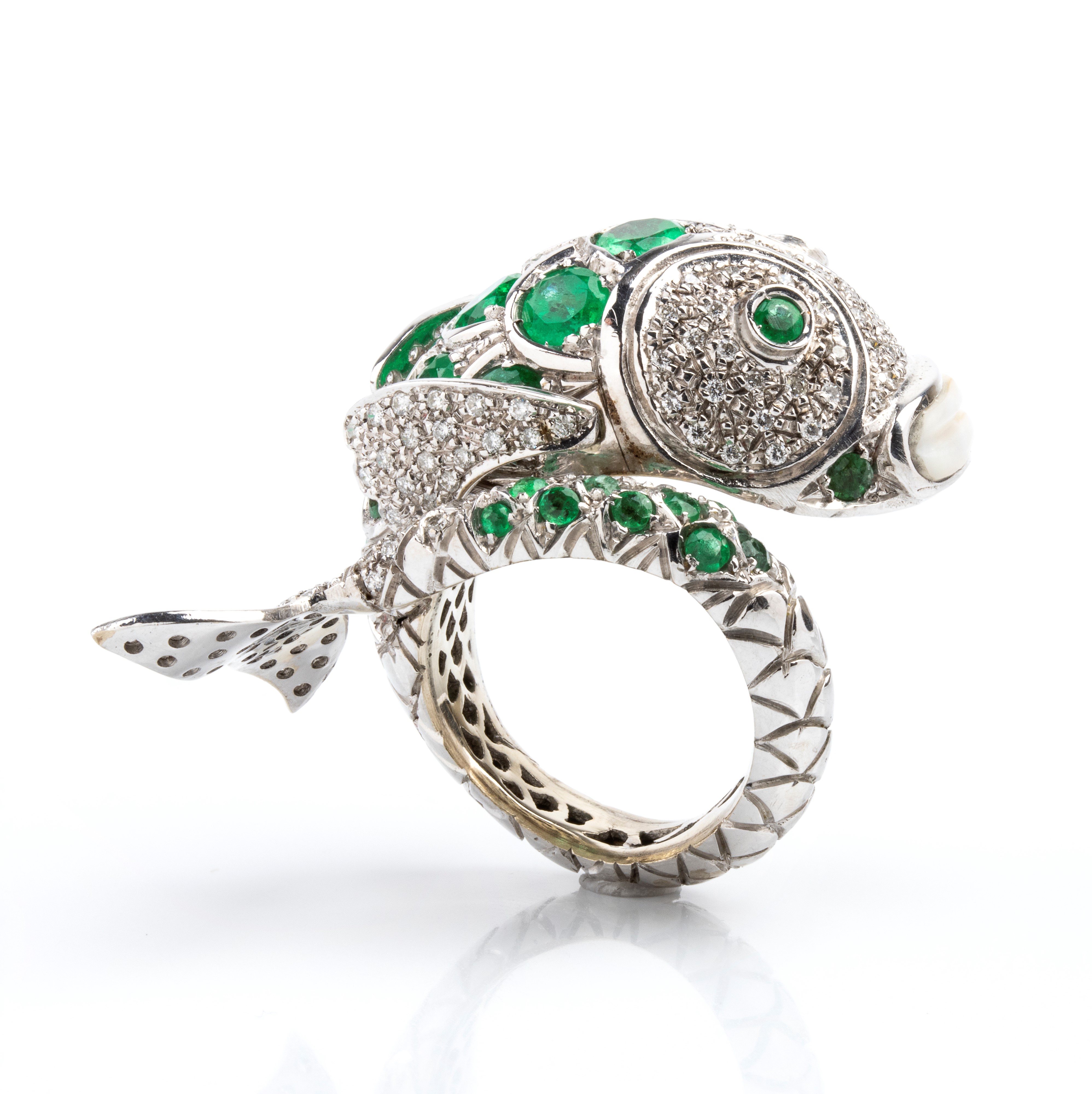 Anello a forma di pesce in oro bianco con pavé di diamanti e smeraldi, madreperla