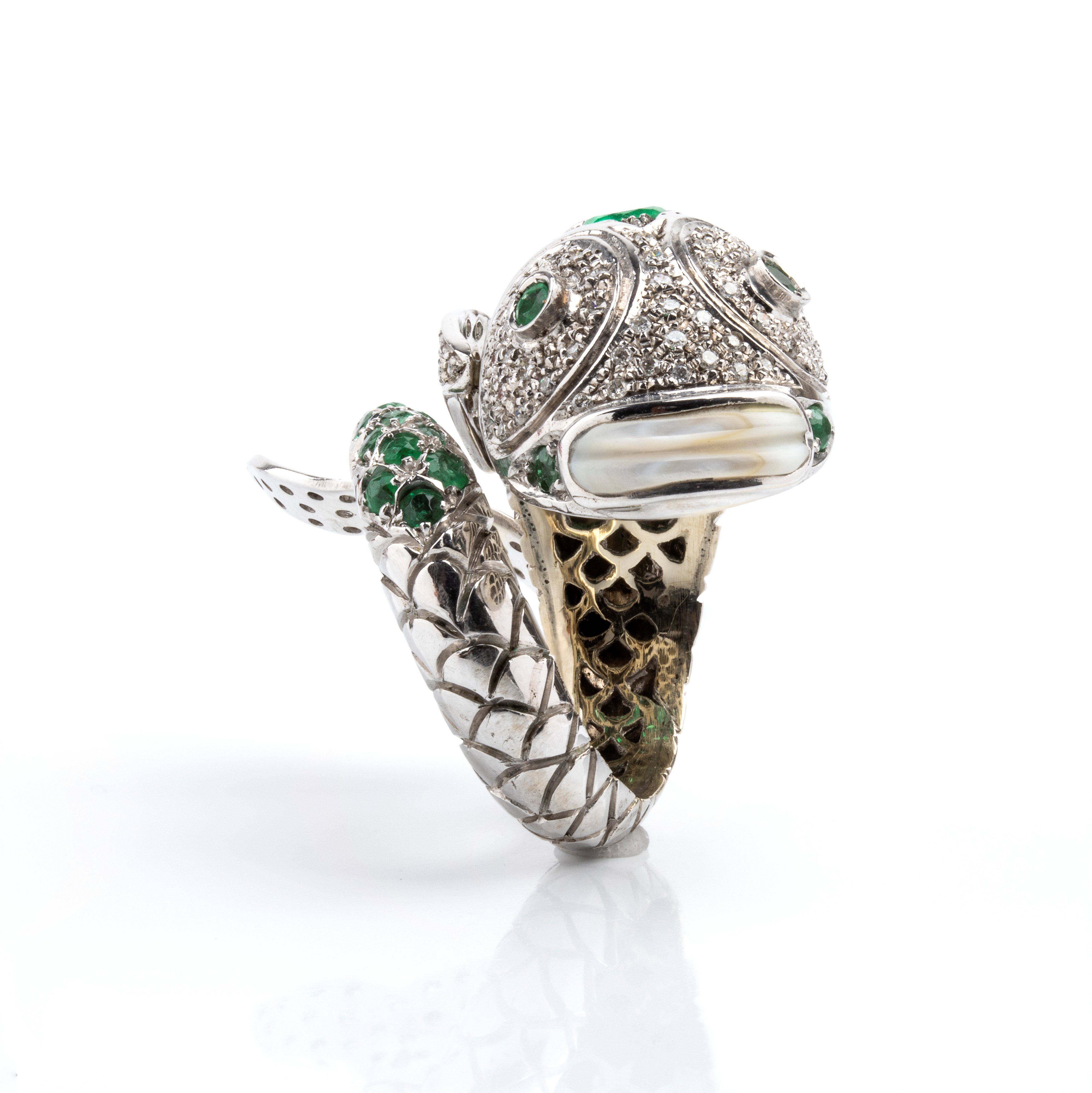 Anello a forma di pesce in oro bianco con pavé di diamanti e smeraldi, madreperla