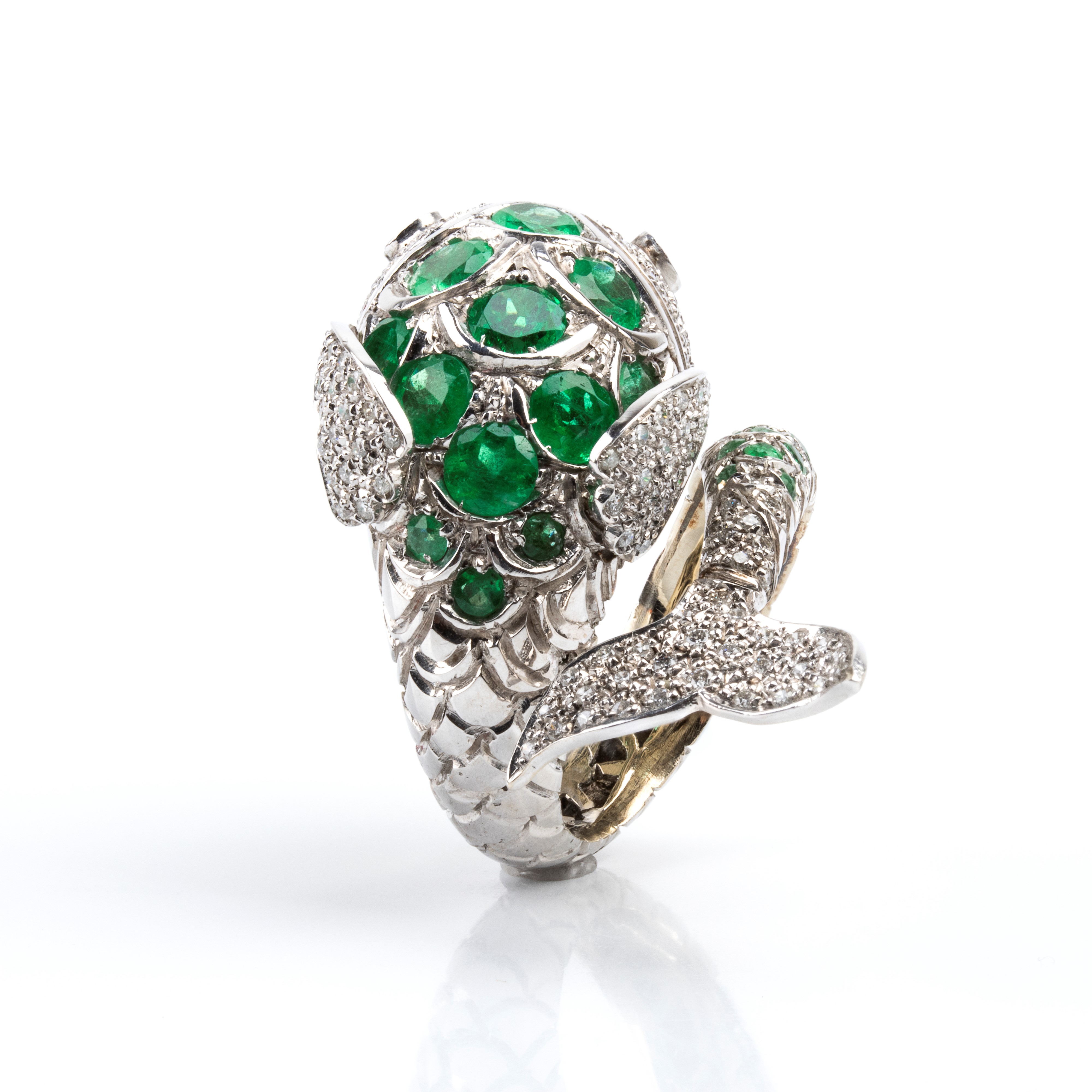 Anello a forma di pesce in oro bianco con pavé di diamanti e smeraldi, madreperla