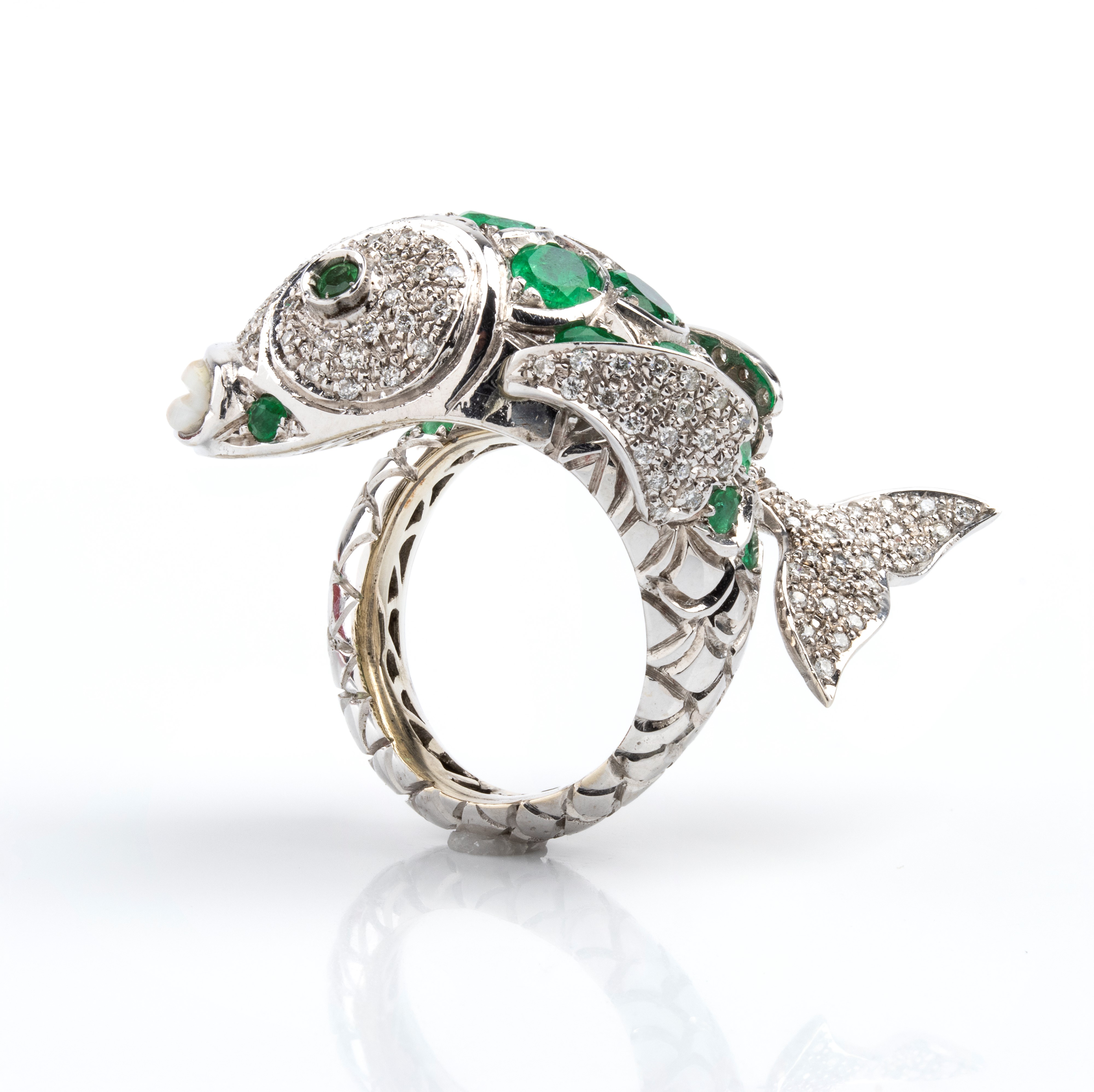 Anello a forma di pesce in oro bianco con pavé di diamanti e smeraldi, madreperla