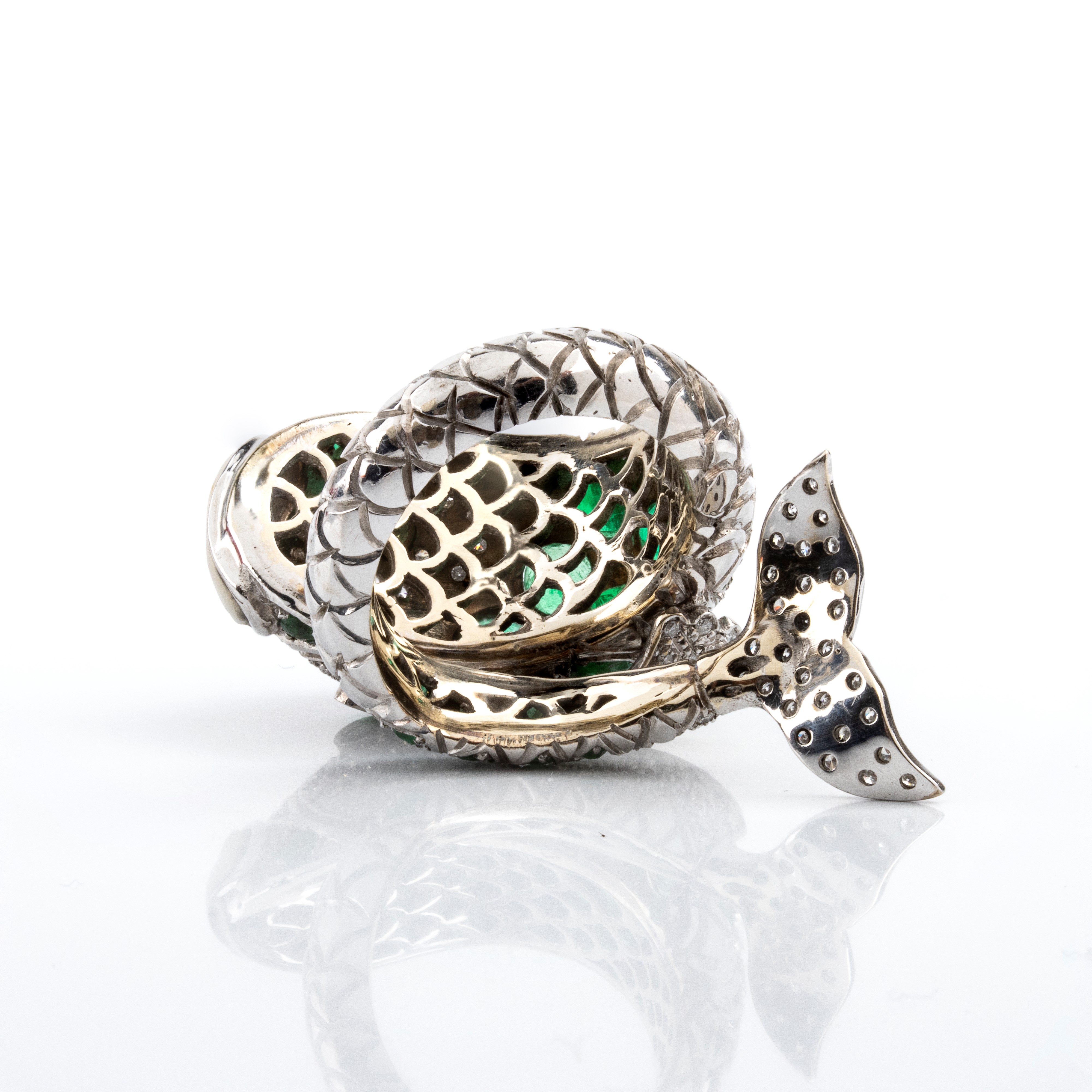Anello a forma di pesce in oro bianco con pavé di diamanti e smeraldi, madreperla