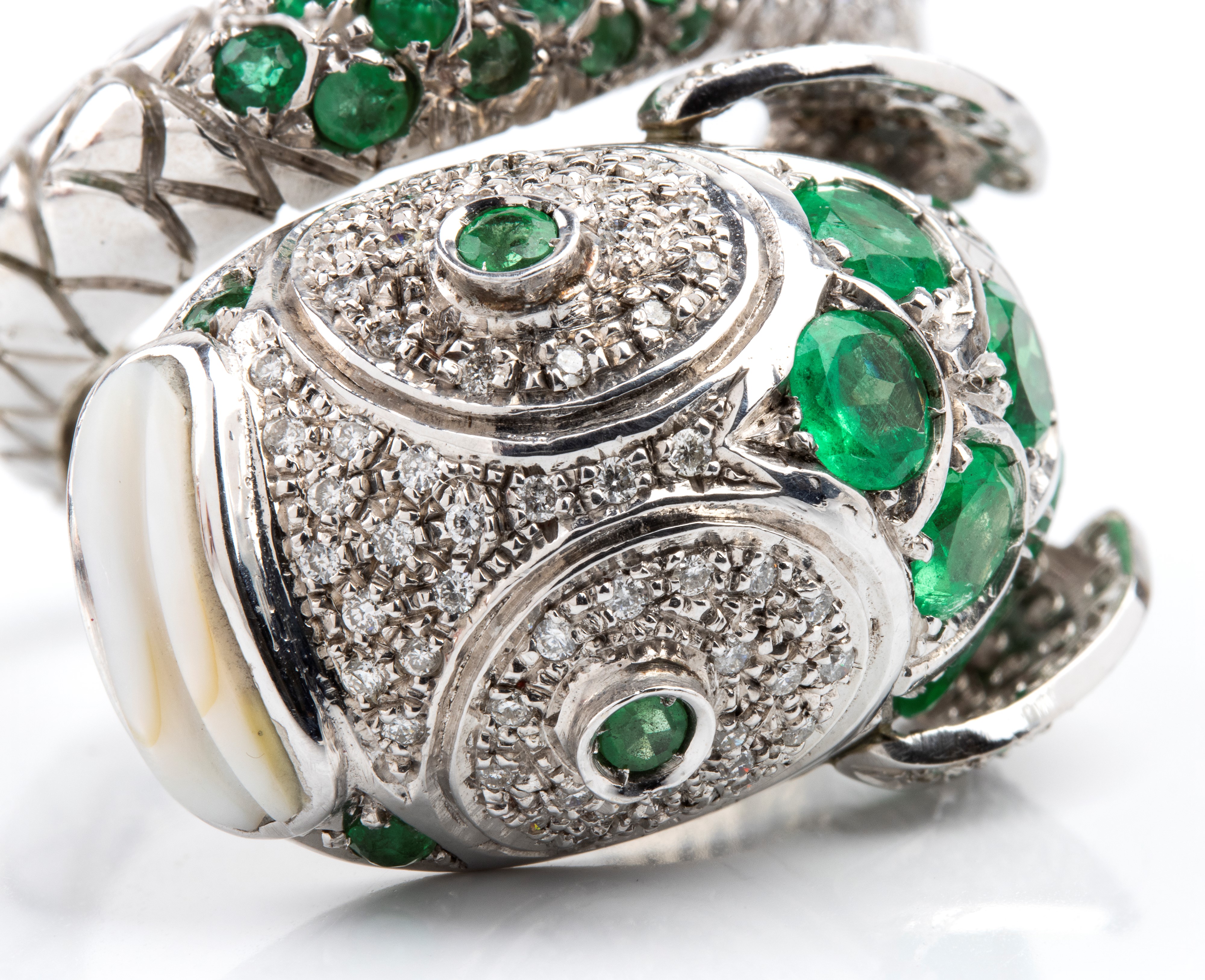 Anello a forma di pesce in oro bianco con pavé di diamanti e smeraldi, madreperla
