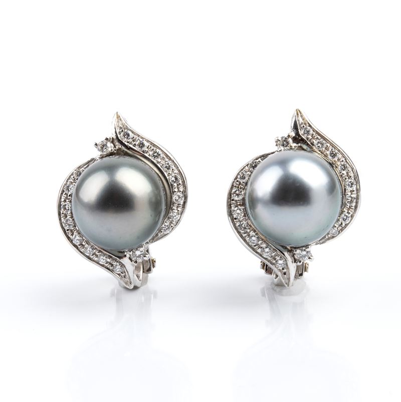 Lo Stilnovo - Paio di orecchini in oro bianco 18k con diamanti e perle Tahiti