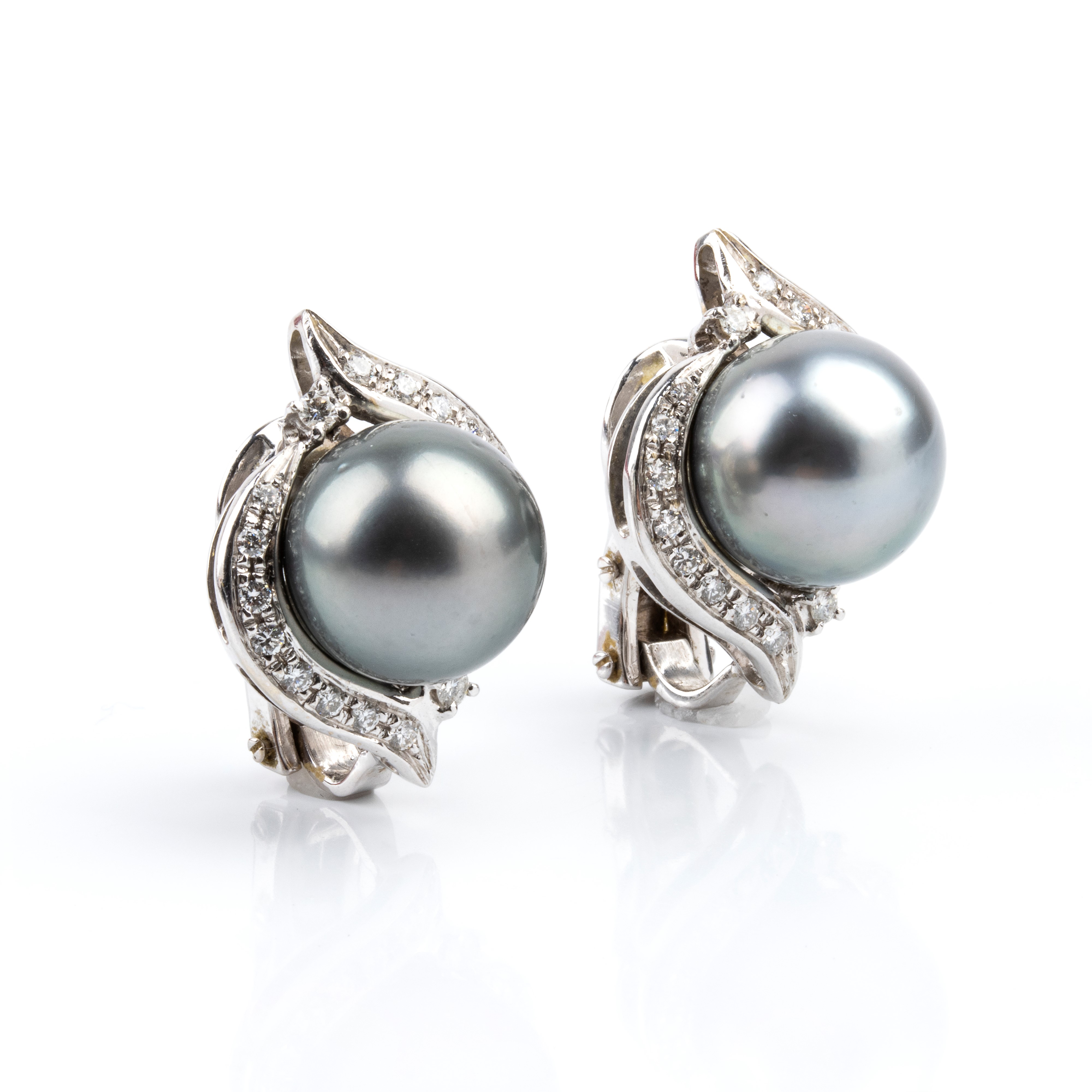 Lo Stilnovo - Paio di orecchini in oro bianco 18k con diamanti e perle Tahiti
