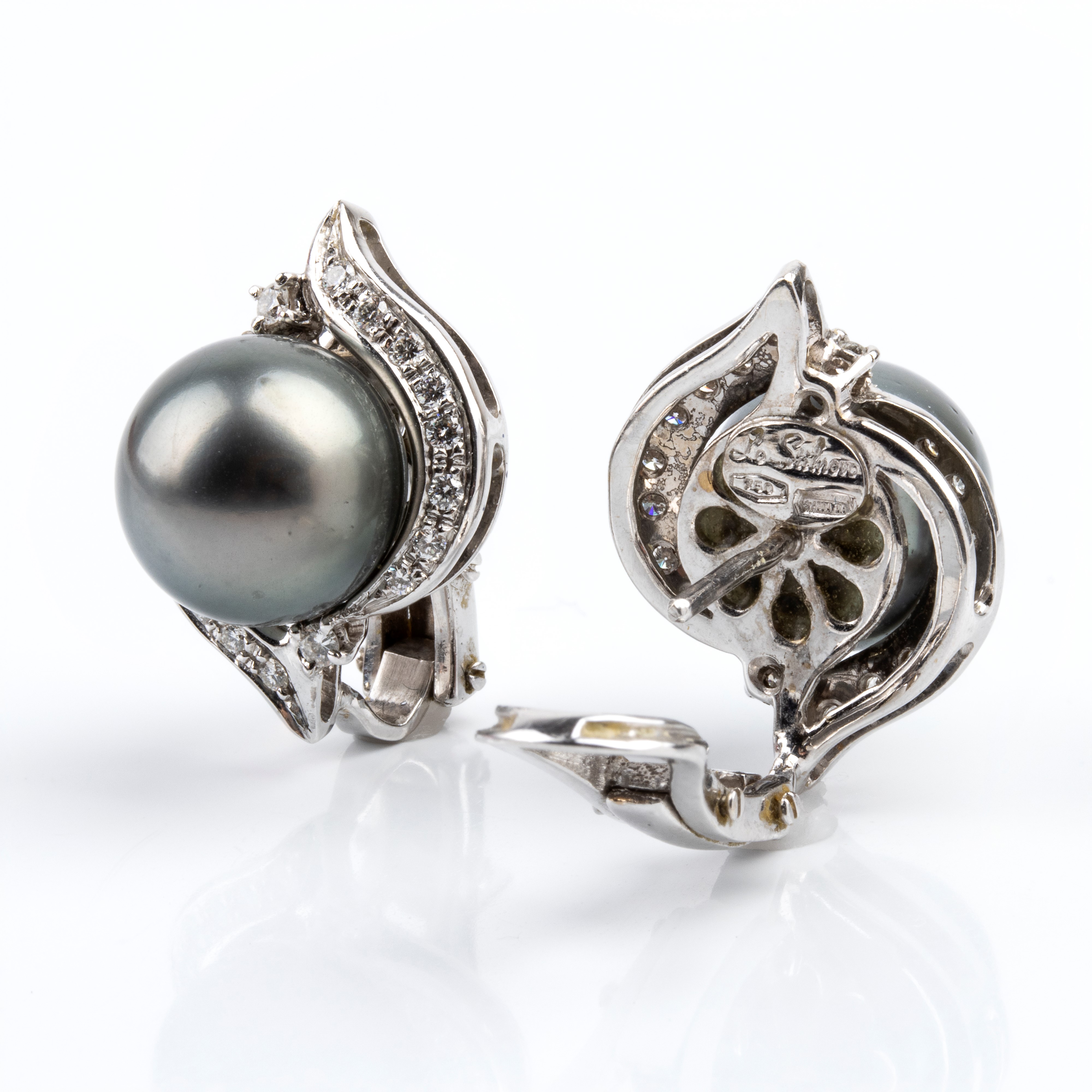 Lo Stilnovo - Paio di orecchini in oro bianco 18k con diamanti e perle Tahiti