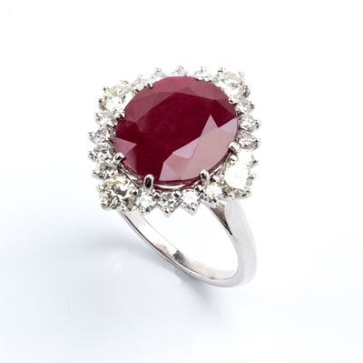 Anello in oro con rubino ovale centrale e diamanti, misura ITA 15 (USA 7)