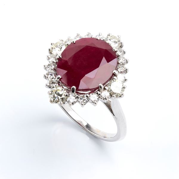 Anello in oro con diamanti e rubino centrale