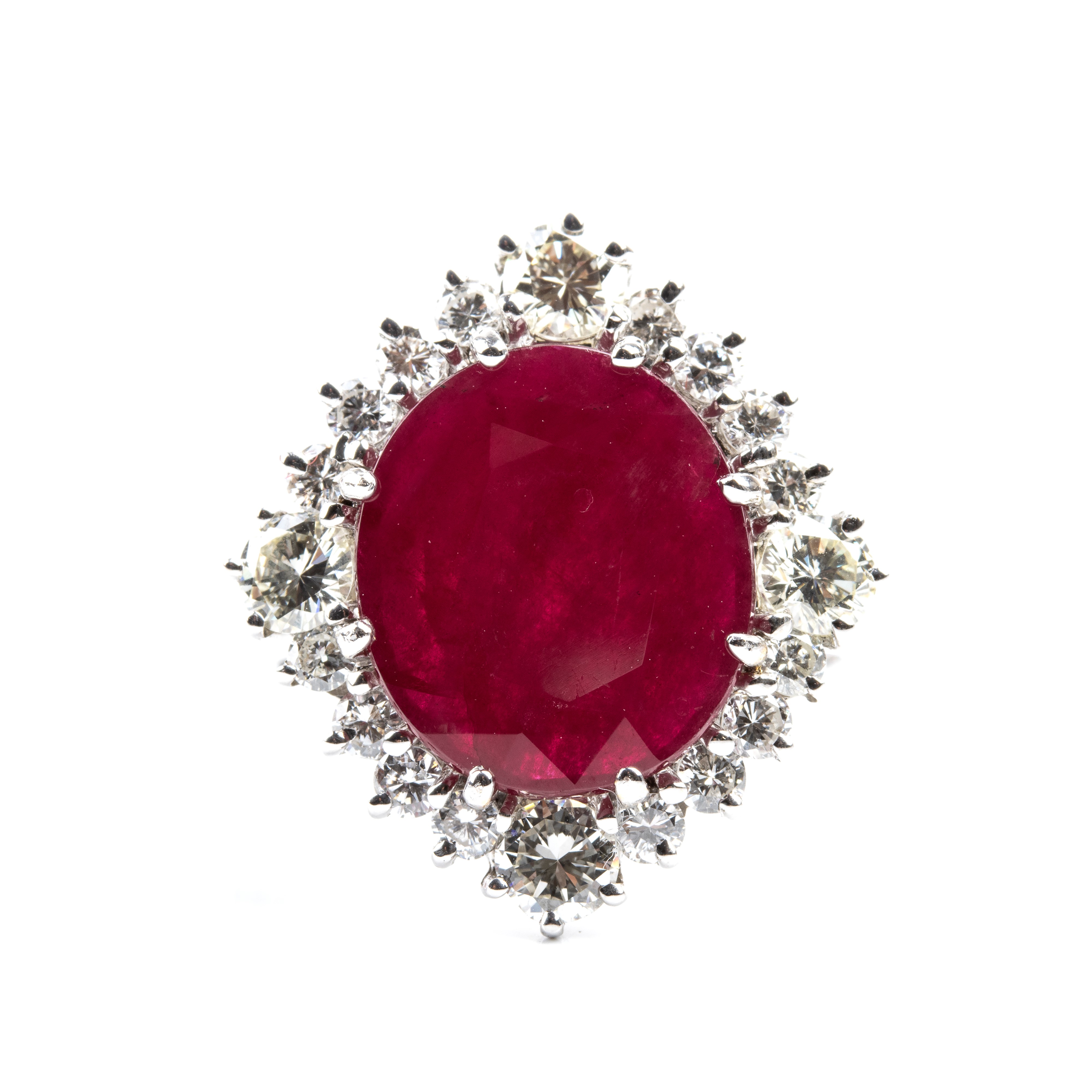 Anello in oro con rubino ovale centrale e diamanti, misura ITA 15 (USA 7)
