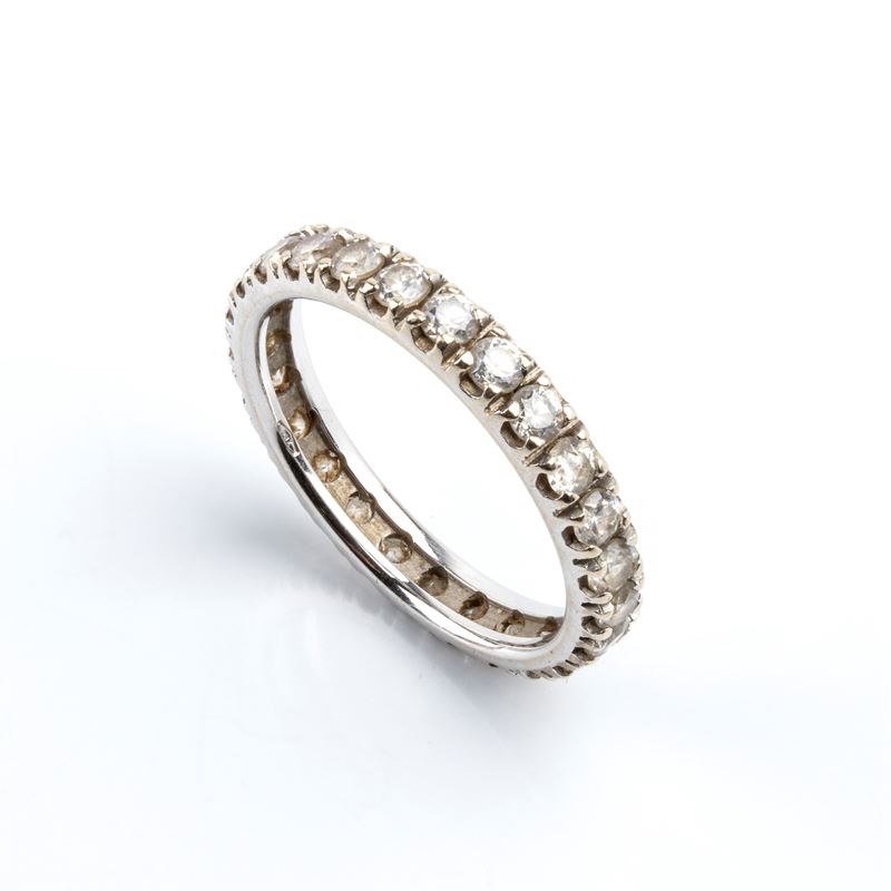 Anello eternity in oro bianco 18k con linea di paste vitree