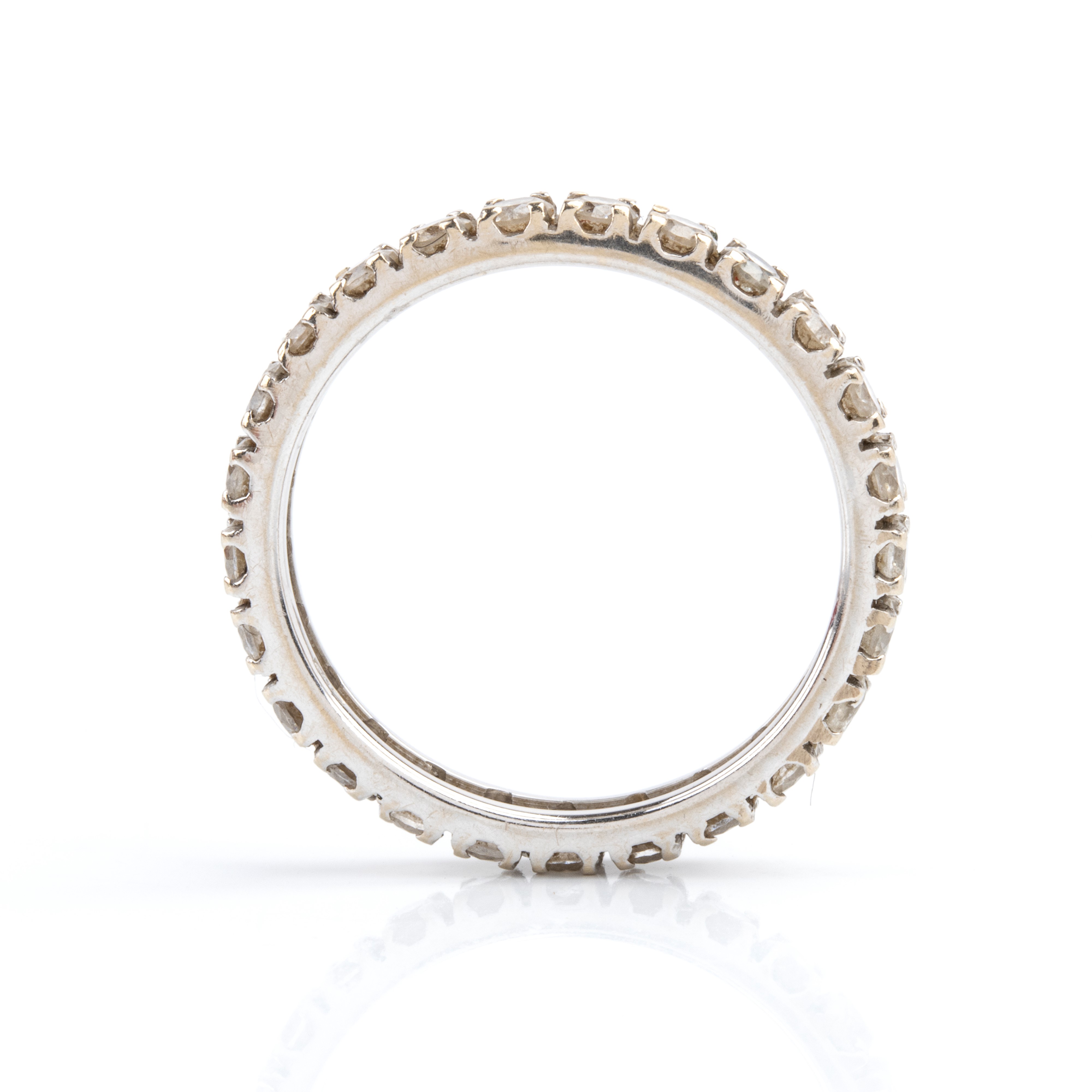 Anello eternity in oro bianco 18k con linea di paste vitree