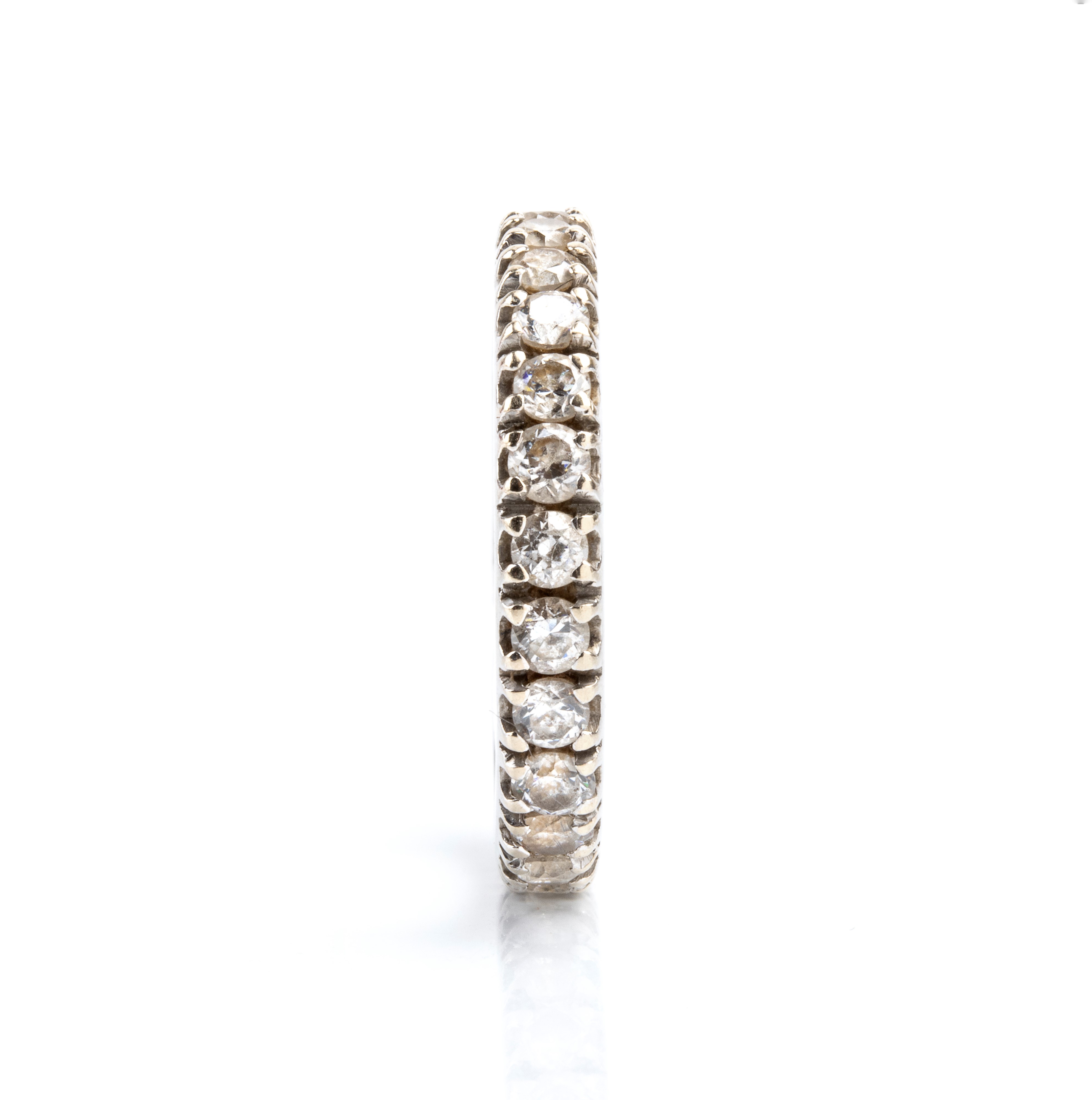 Anello eternity in oro bianco 18k con linea di paste vitree