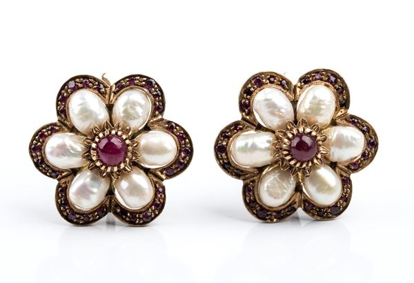 Orecchini a forma di fiore con rubini e perle