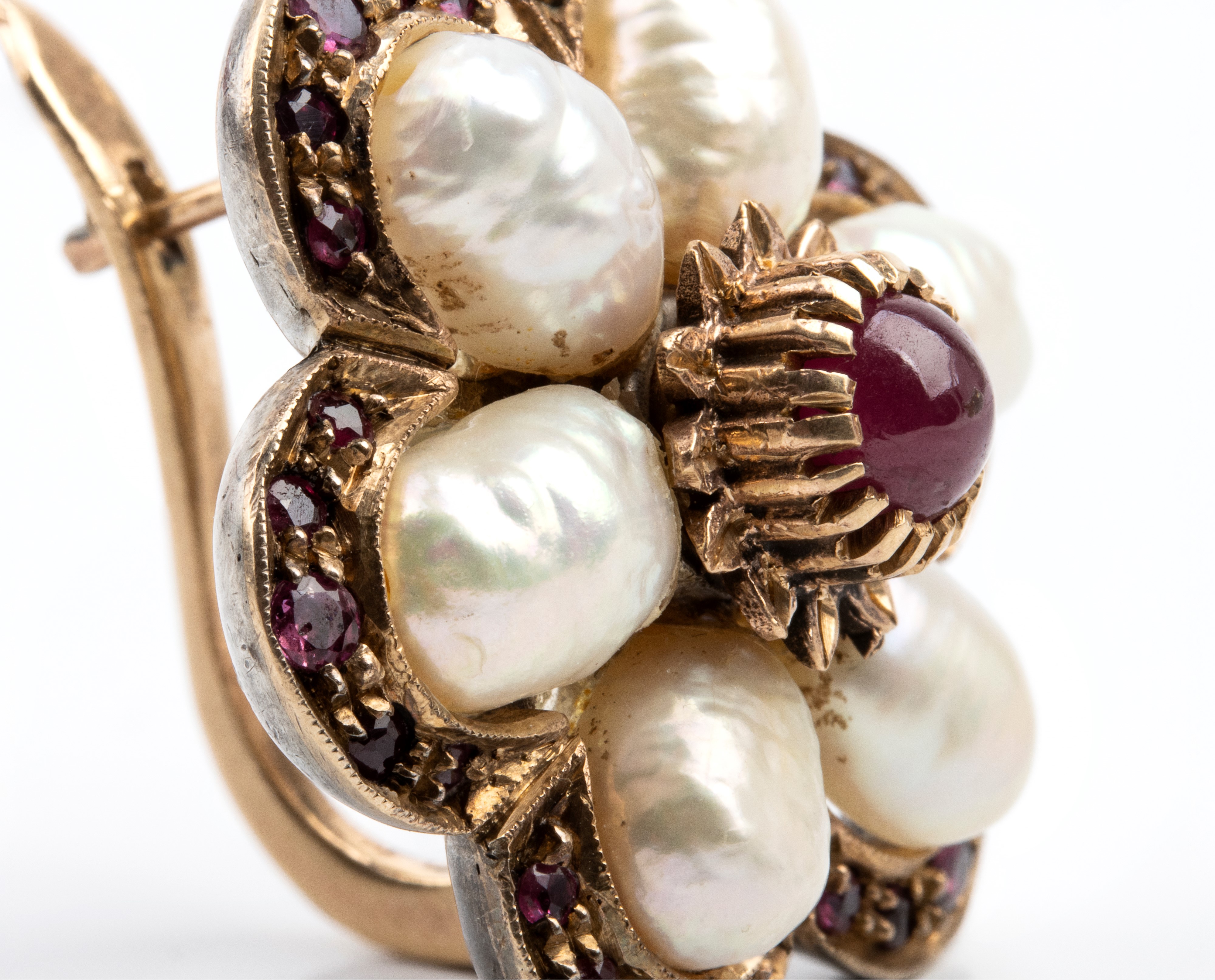 Orecchini a fiore, oro giallo, rubini e perle di fiume (punz. 500)